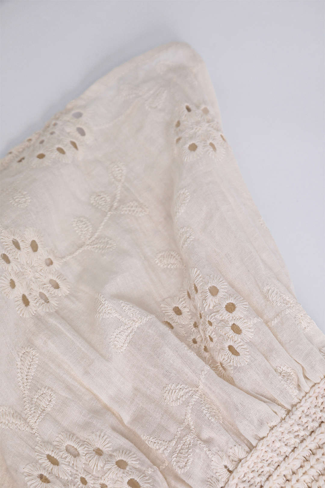 Rhaella | Geknoopt detail gebreide geborduurde top - Twist-knot ontwerp