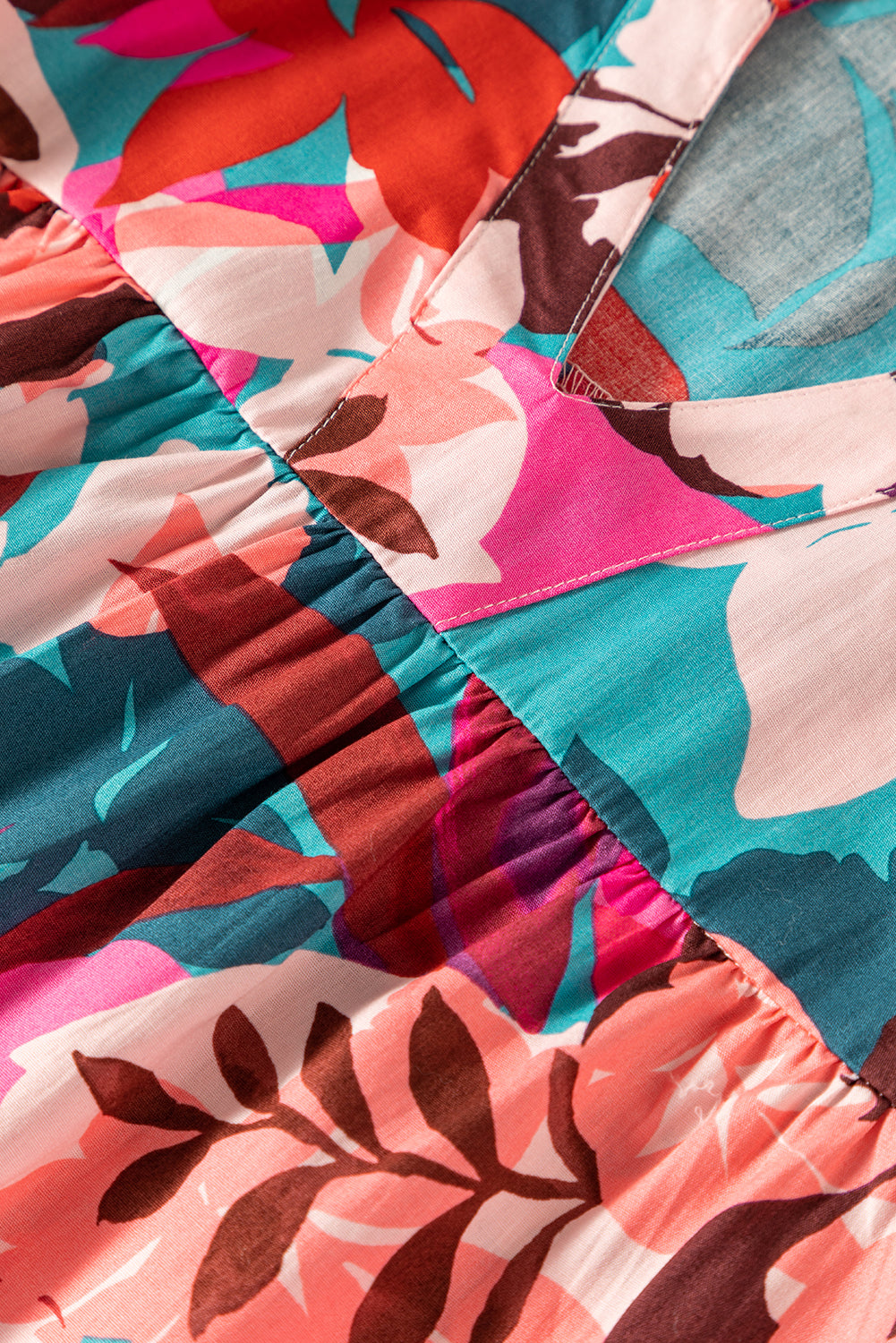 Ysoria | Blouse met bloemenpofmouw en ingekeepte V-hals - Elegante Damestop