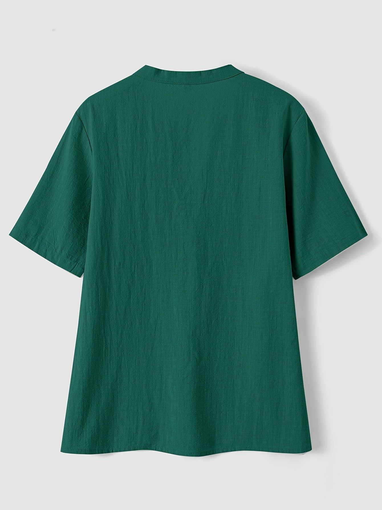 Mattea | Losvallende damesblouse met V-hals en korte mouwen en knoopdetail