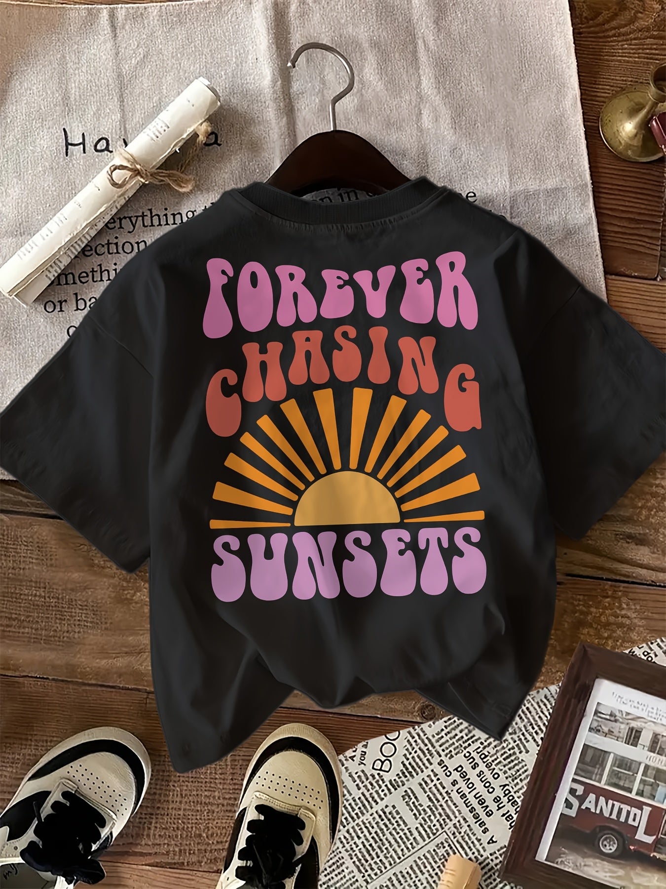 SunChase | Katoenen T-shirt met grafische print voor dames - “Forever Chasing Sunsets”.