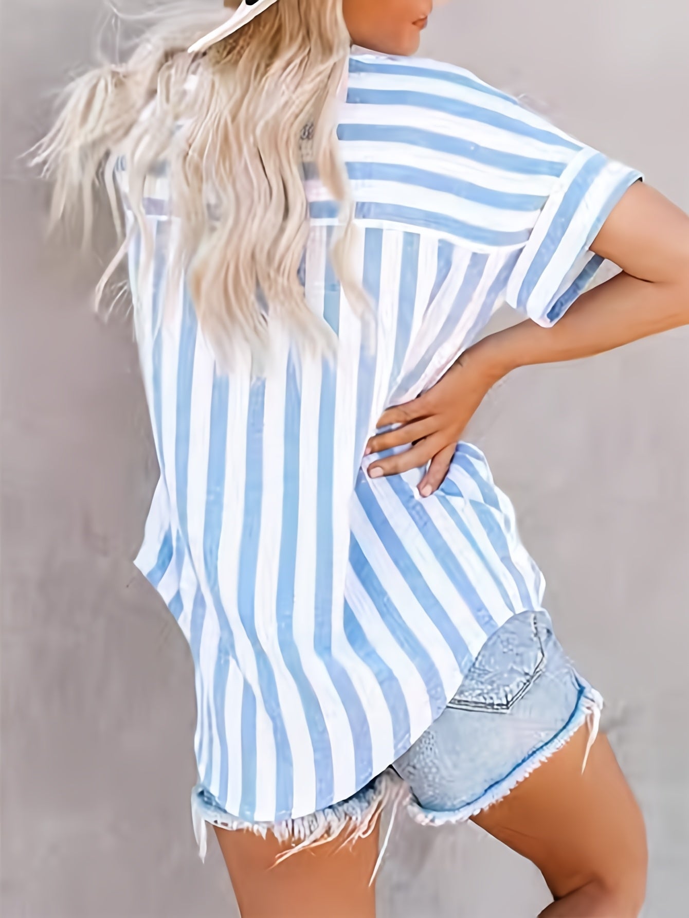 Grietje | Gestreepte blouse met knoopsluiting - korte mouwen, V-hals