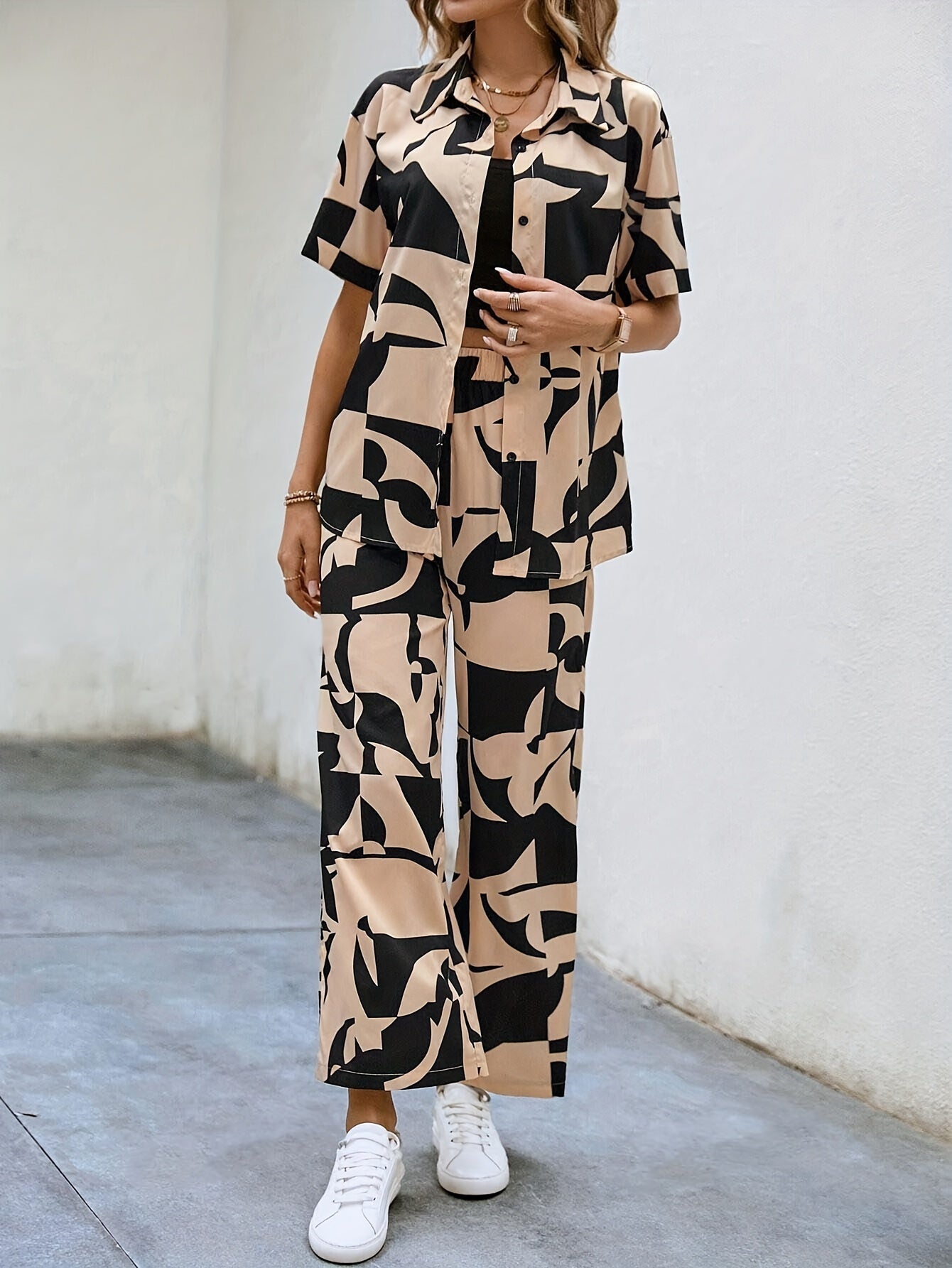 Veyra | Elegante tweedelige set met abstracte print, overhemd met knoopsluiting en broek met wijde pijpen