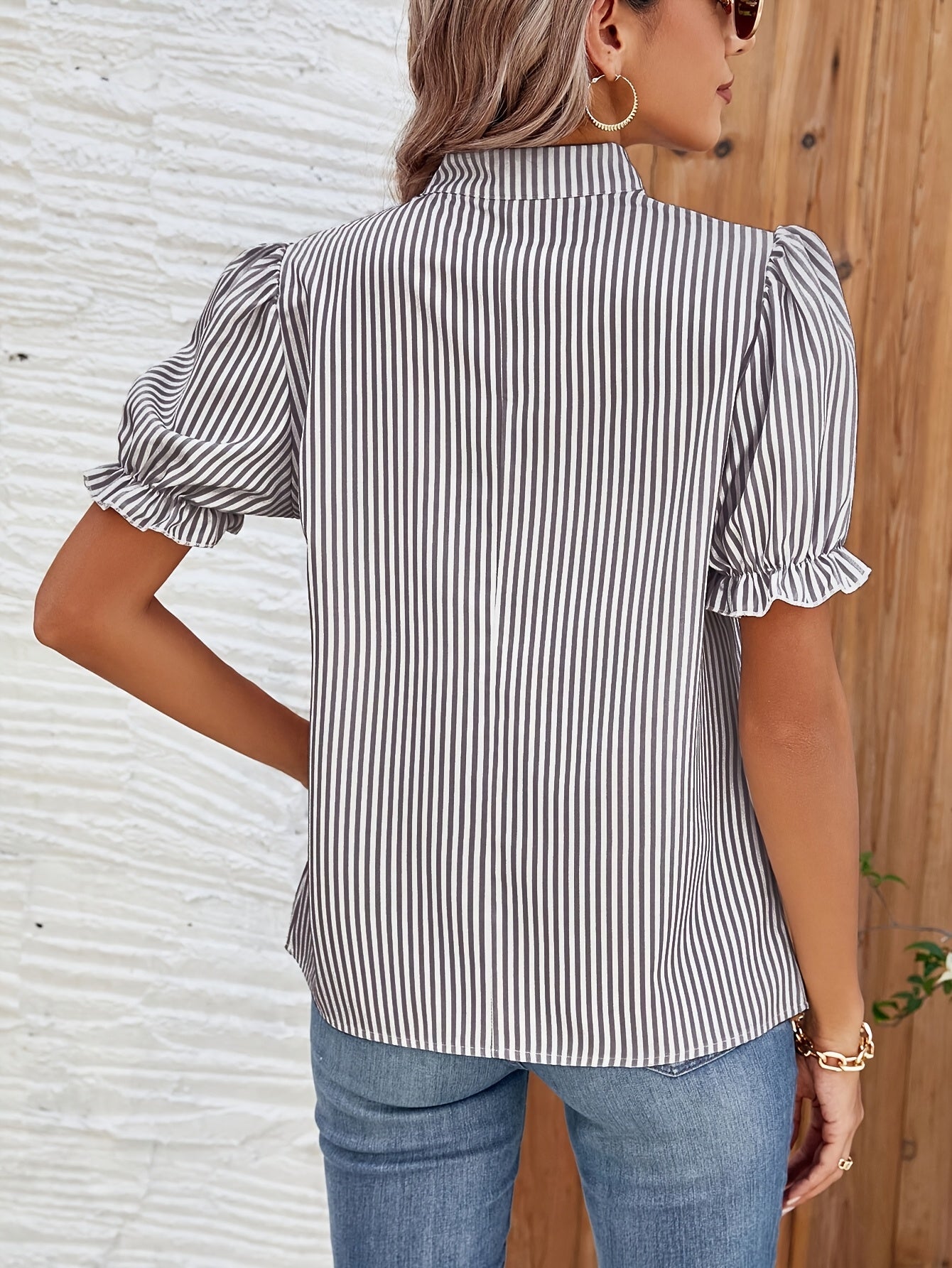 Nyxaria | Gestreepte damesblouse met pofmouwen en V-hals - Elegant overhemd, casual en chic