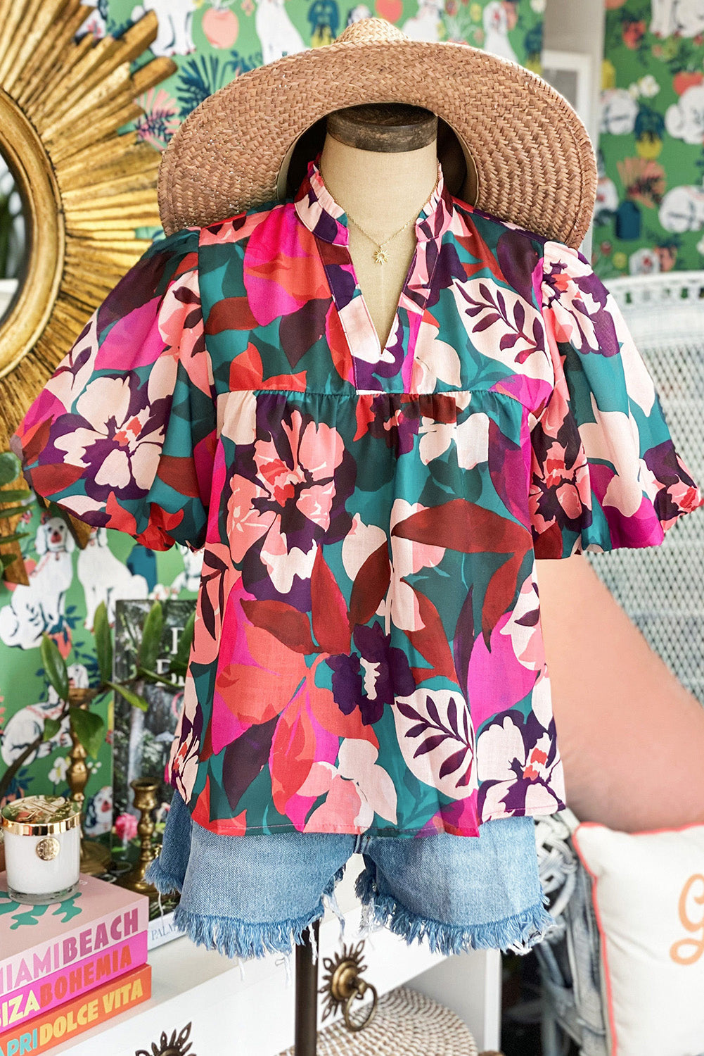 Ysoria | Blouse met bloemenpofmouw en ingekeepte V-hals - Elegante Damestop