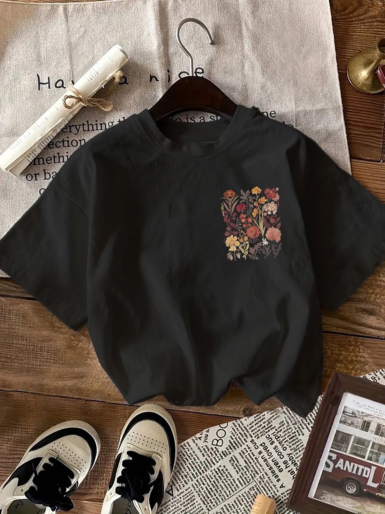BotaniTee | Gebloemd grafisch T-shirt - Korte mouwen, ronde hals, casual katoenen T-shirt
