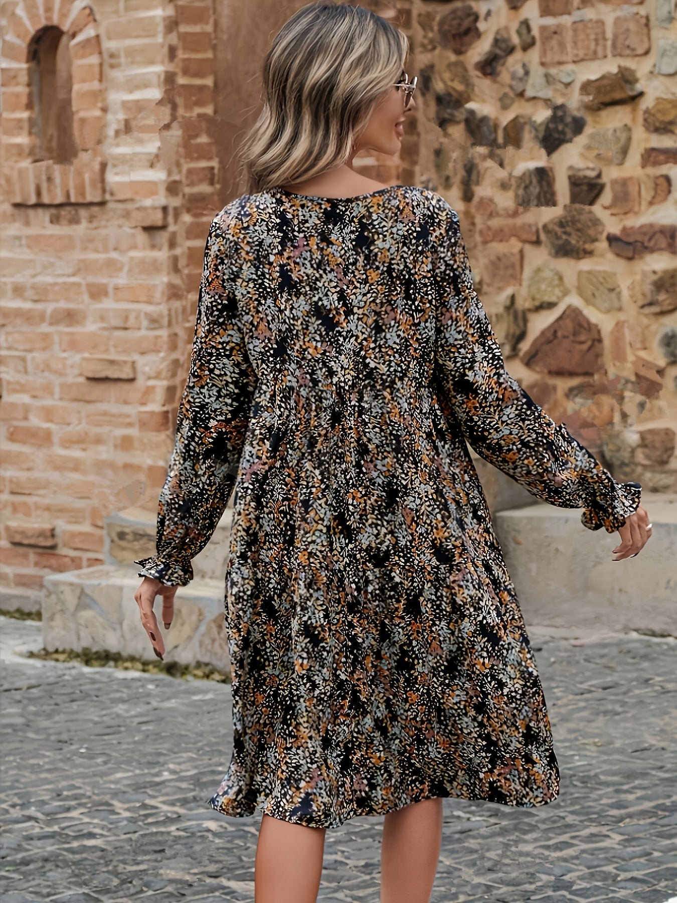 Alida | Damesjurk met bloemenprint en losse zoom en mouwen - Casual Vakantiejurk