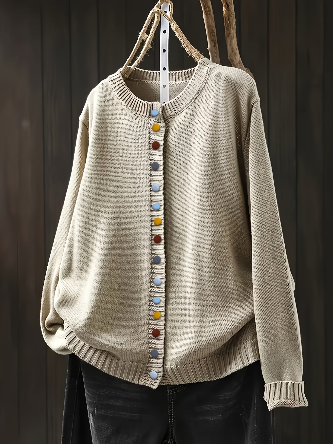 Marietta | Klassieke gebreide trui – Relaxed fit, veelkleurige knopen, zachte warme gebreide pullover