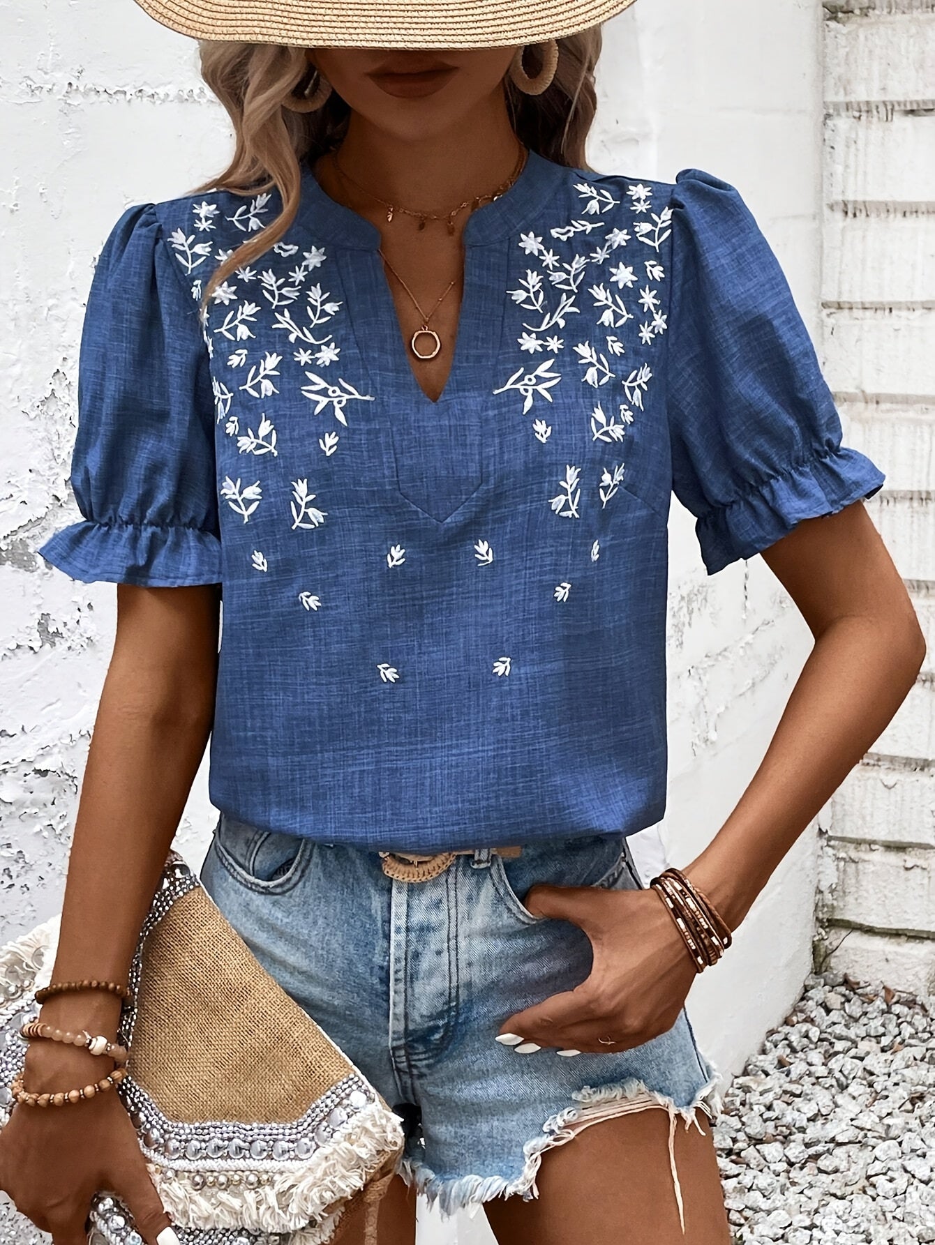 Zala | Geborduurde V-halsblouse met bloemen - korte mouwen en ruches