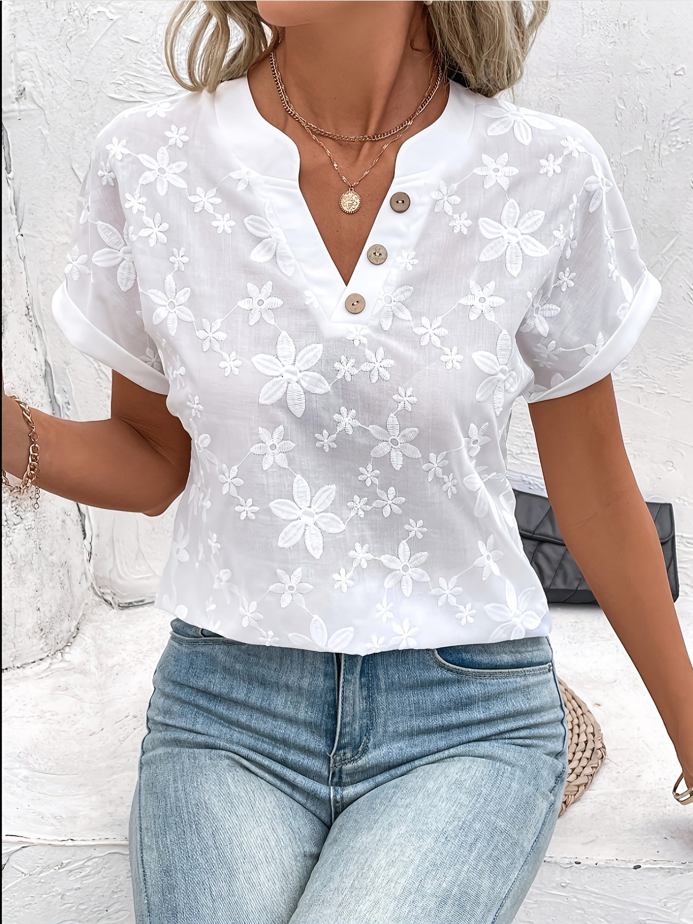 Arlethea | Losvallend wit shirt met V-hals, geborduurde bloemendetails, korte mouwen, casual blouse