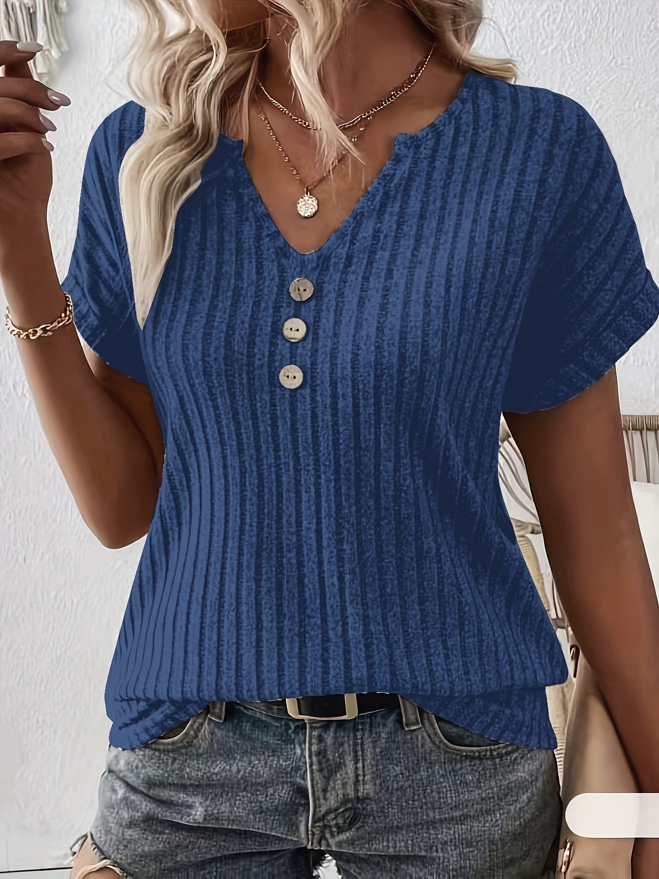 Anoukis | Dames-T-shirt met gestreept patroon en V-hals met knoopdetails