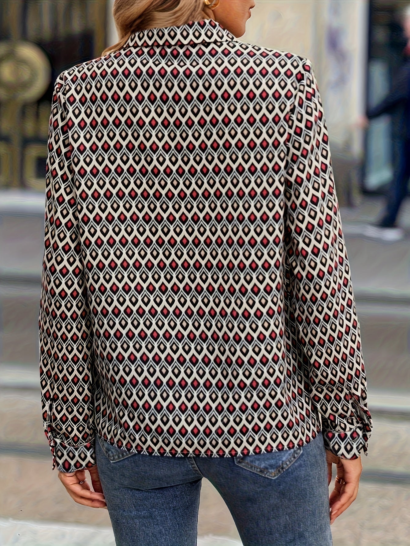 Xhulia | Vrouwenhemd met abstracte geometrische print en knoopsluiting - Lange mouwen, gekruld