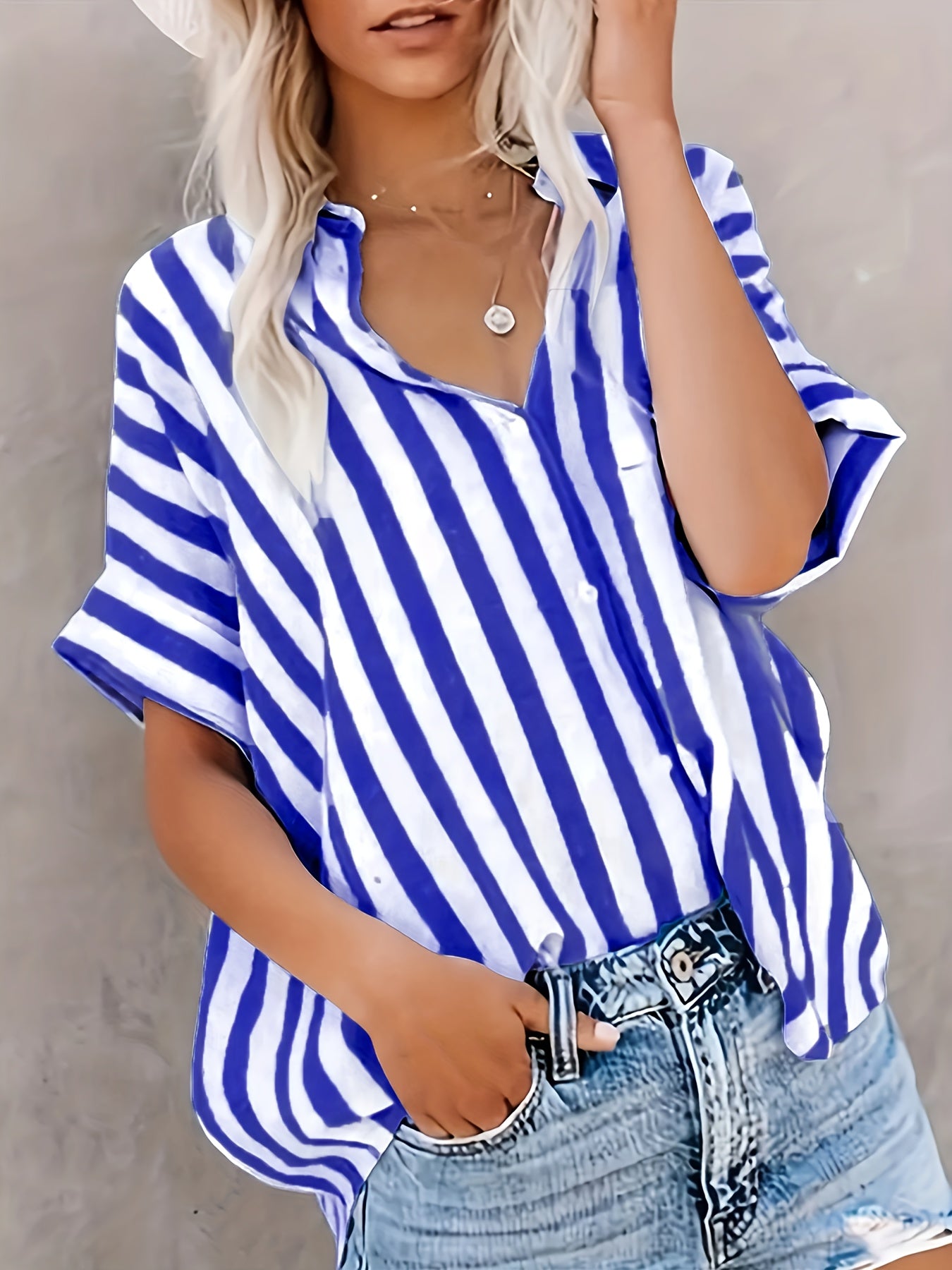 Grietje | Gestreepte blouse met knoopsluiting - korte mouwen, V-hals