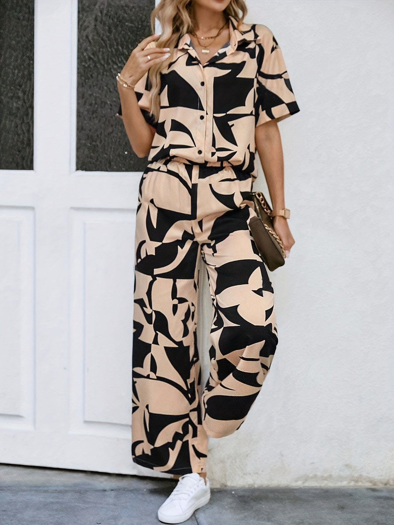 Veyra | Elegante tweedelige set met abstracte print, overhemd met knoopsluiting en broek met wijde pijpen