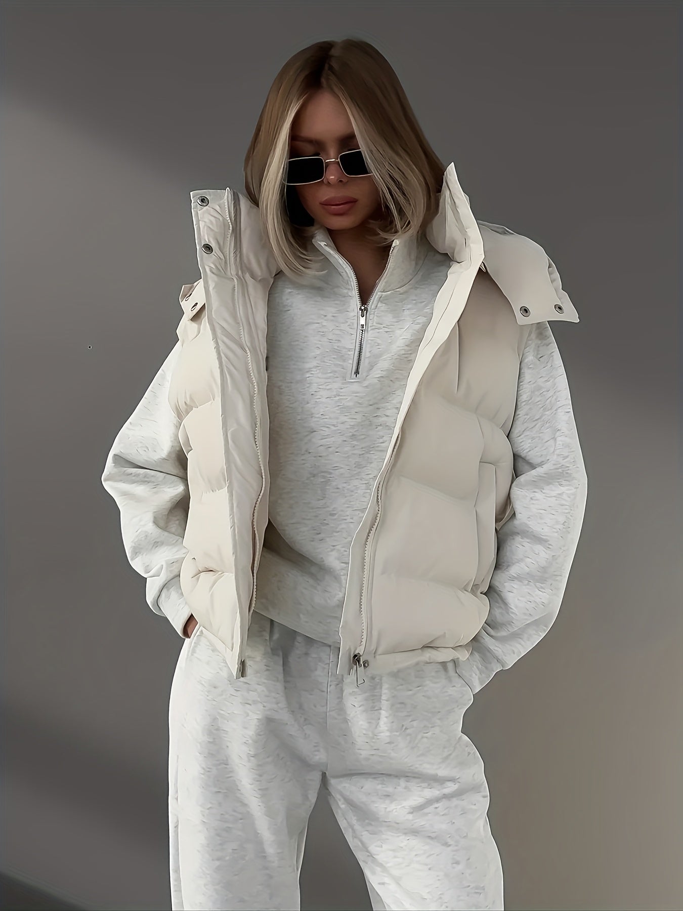 Karolinea | Dames mouwloos puffer vest met V-hals, ritssluiting en capuchon – Casual bodywarmer