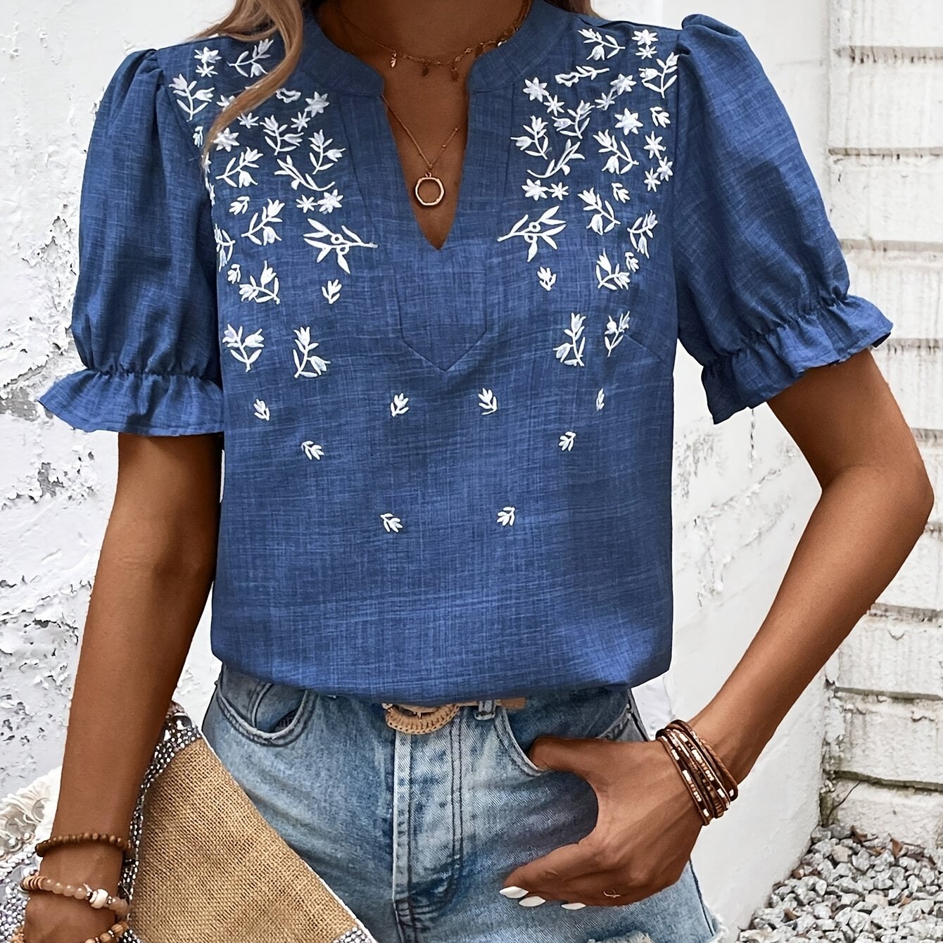 Zala | Geborduurde V-halsblouse met bloemen - korte mouwen en ruches