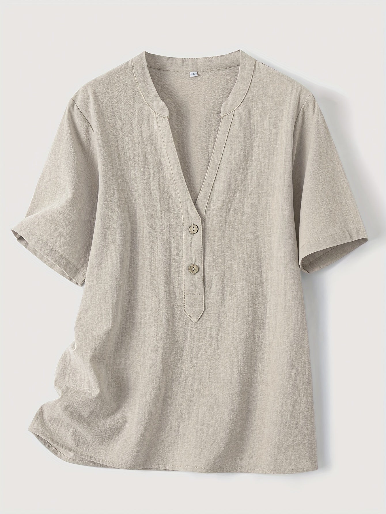 Mattea | Losvallende damesblouse met V-hals en korte mouwen en knoopdetail