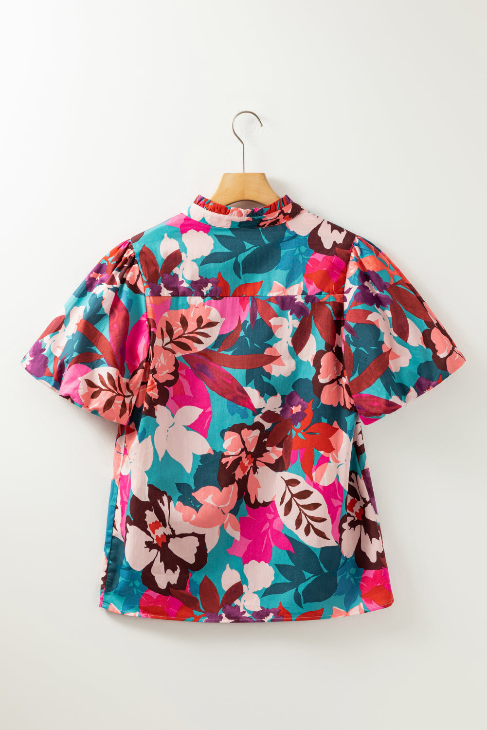 Ysoria | Blouse met bloemenpofmouw en ingekeepte V-hals - Elegante Damestop