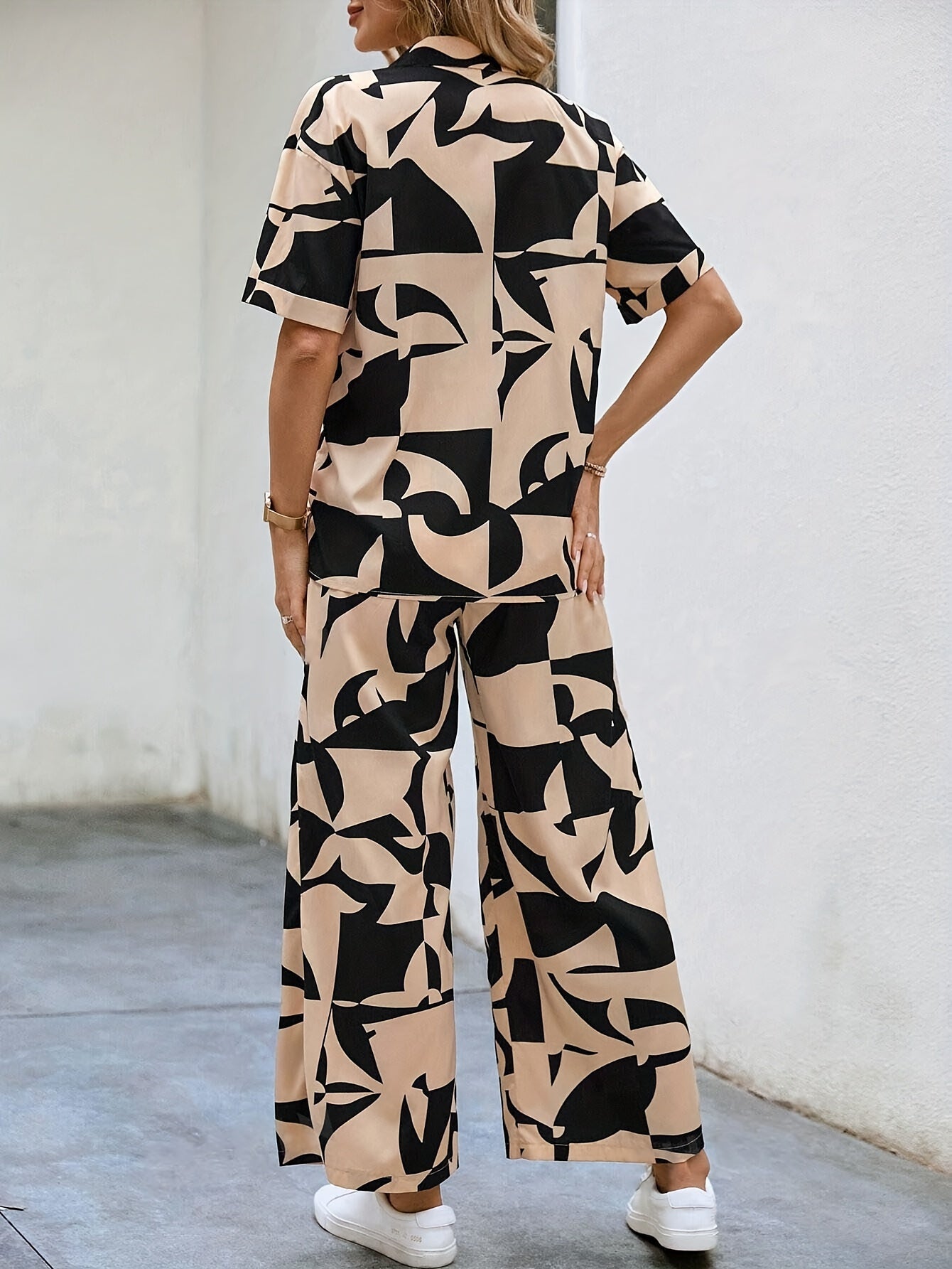 Veyra | Elegante tweedelige set met abstracte print, overhemd met knoopsluiting en broek met wijde pijpen