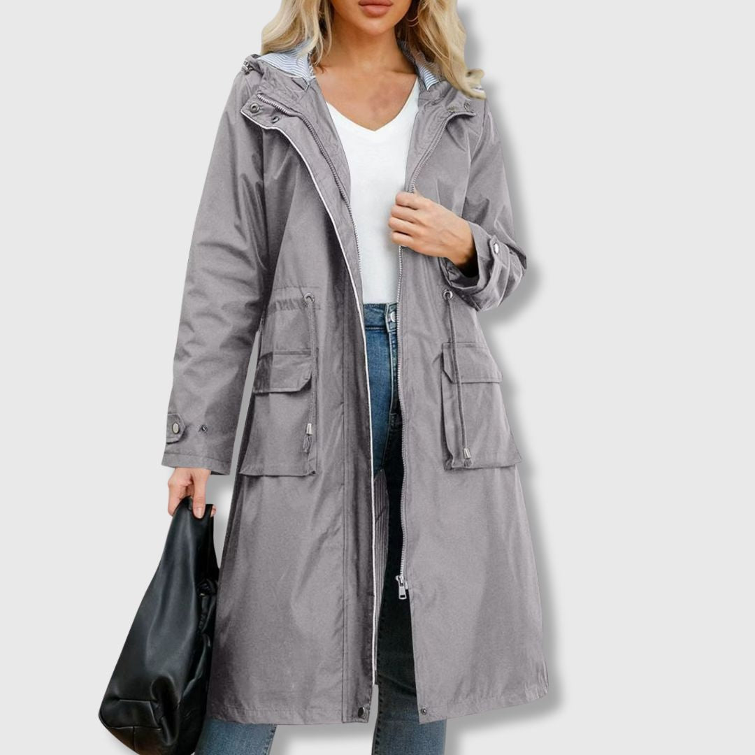 Benigna | Lange regenjas met capuchon voor dames – Waterdichte, casual outdoorjas met capuchon
