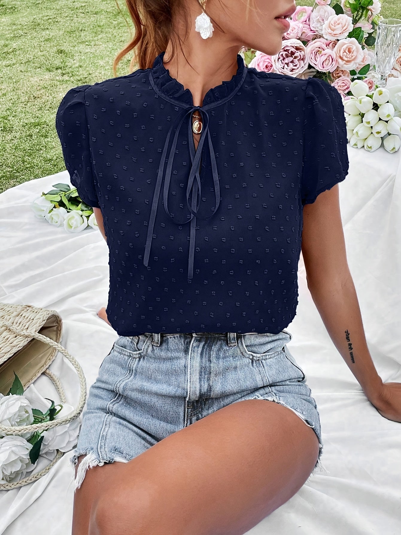 Raven | Elegante Blouse met Strikhals, Bolle Mouwen & Eyelet Detail