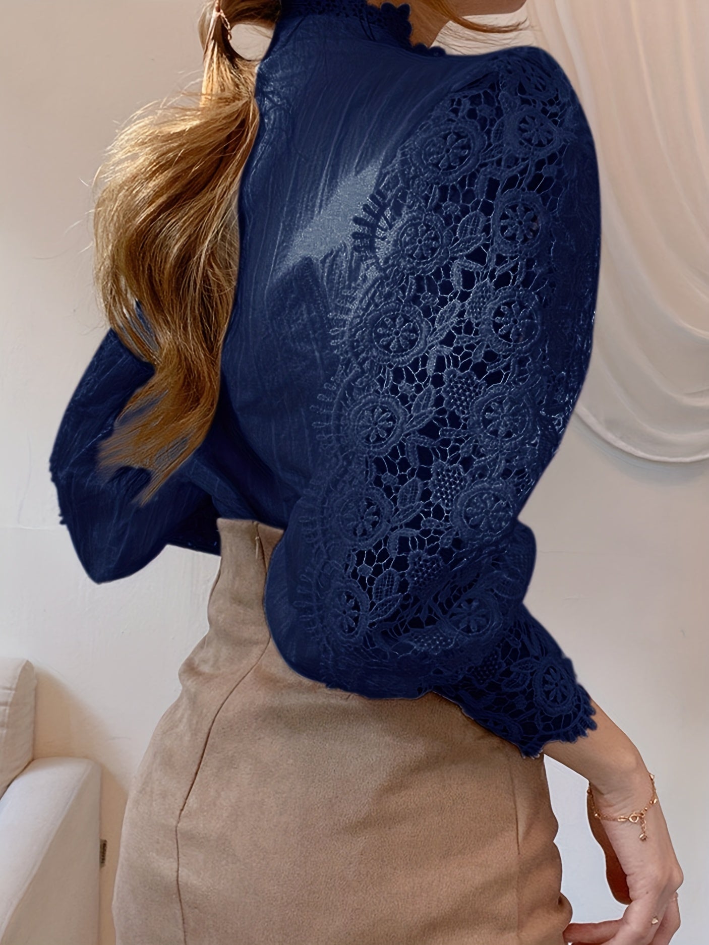 Lalique | Victoriaanse kanten damesblouse met parelknop en lange mouwen