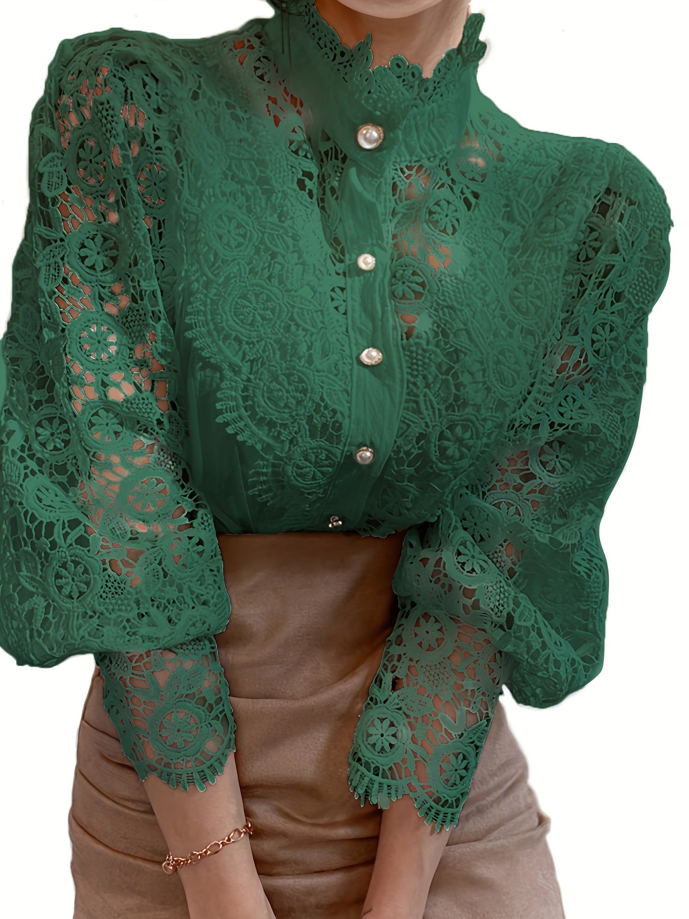 Lalique | Victoriaanse kanten damesblouse met parelknop en lange mouwen