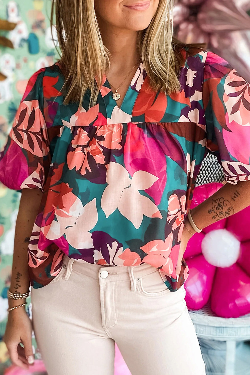 Ysoria | Blouse met bloemenpofmouw en ingekeepte V-hals - Elegante Damestop