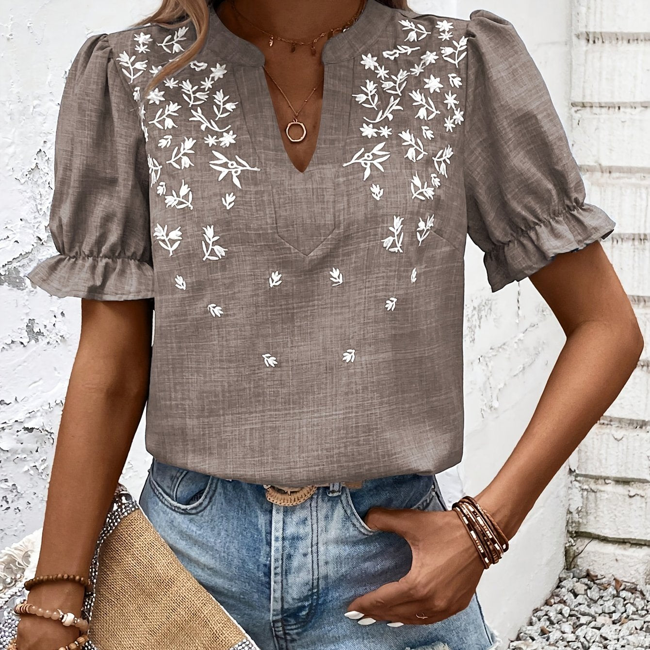 Zala | Geborduurde V-halsblouse met bloemen - korte mouwen en ruches
