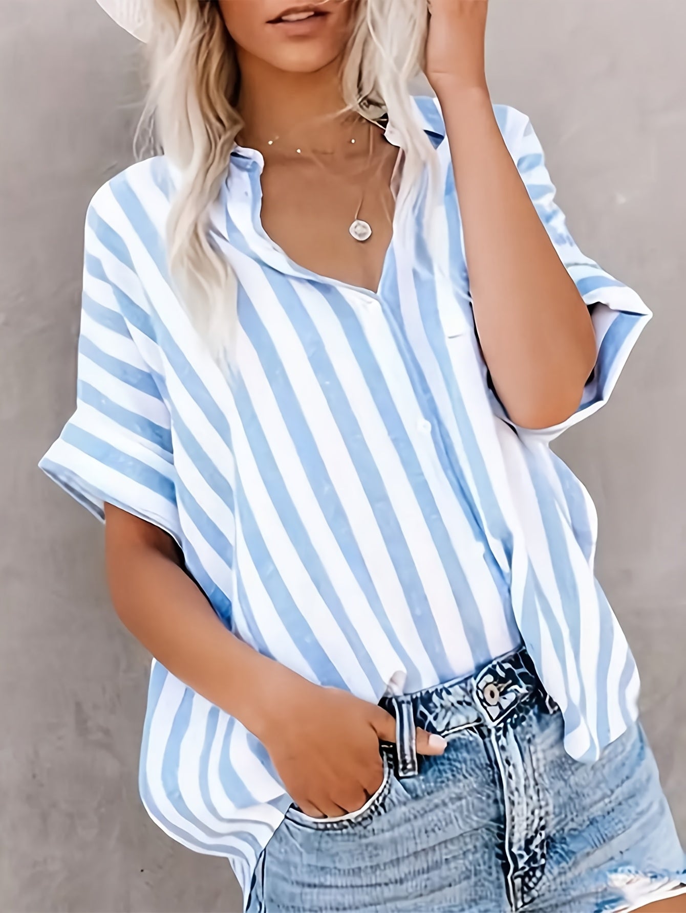 Grietje | Gestreepte blouse met knoopsluiting - korte mouwen, V-hals
