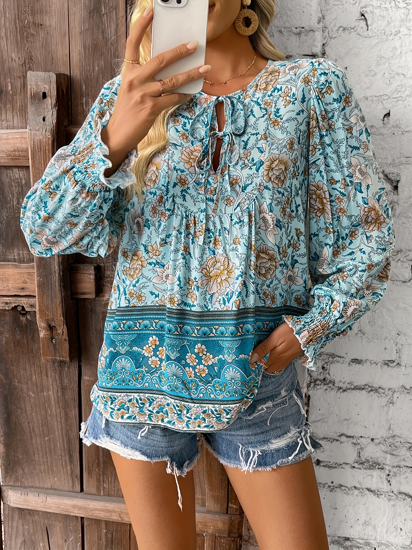 Valina | Dameshemd in viscose met V-hals en stropdas, lange mouwen met geplooide bloemenprint