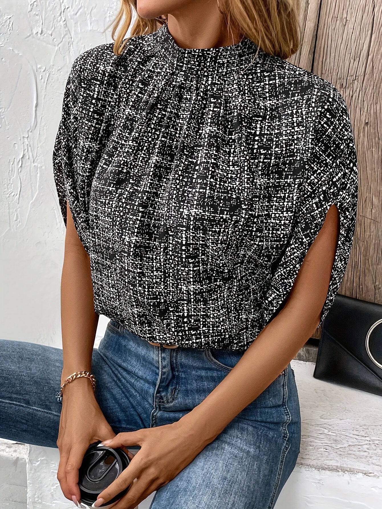 Salomea | Elegante blouse met alloverprint en schijnbare hals - Halve mouwen, lichtgewicht damestop