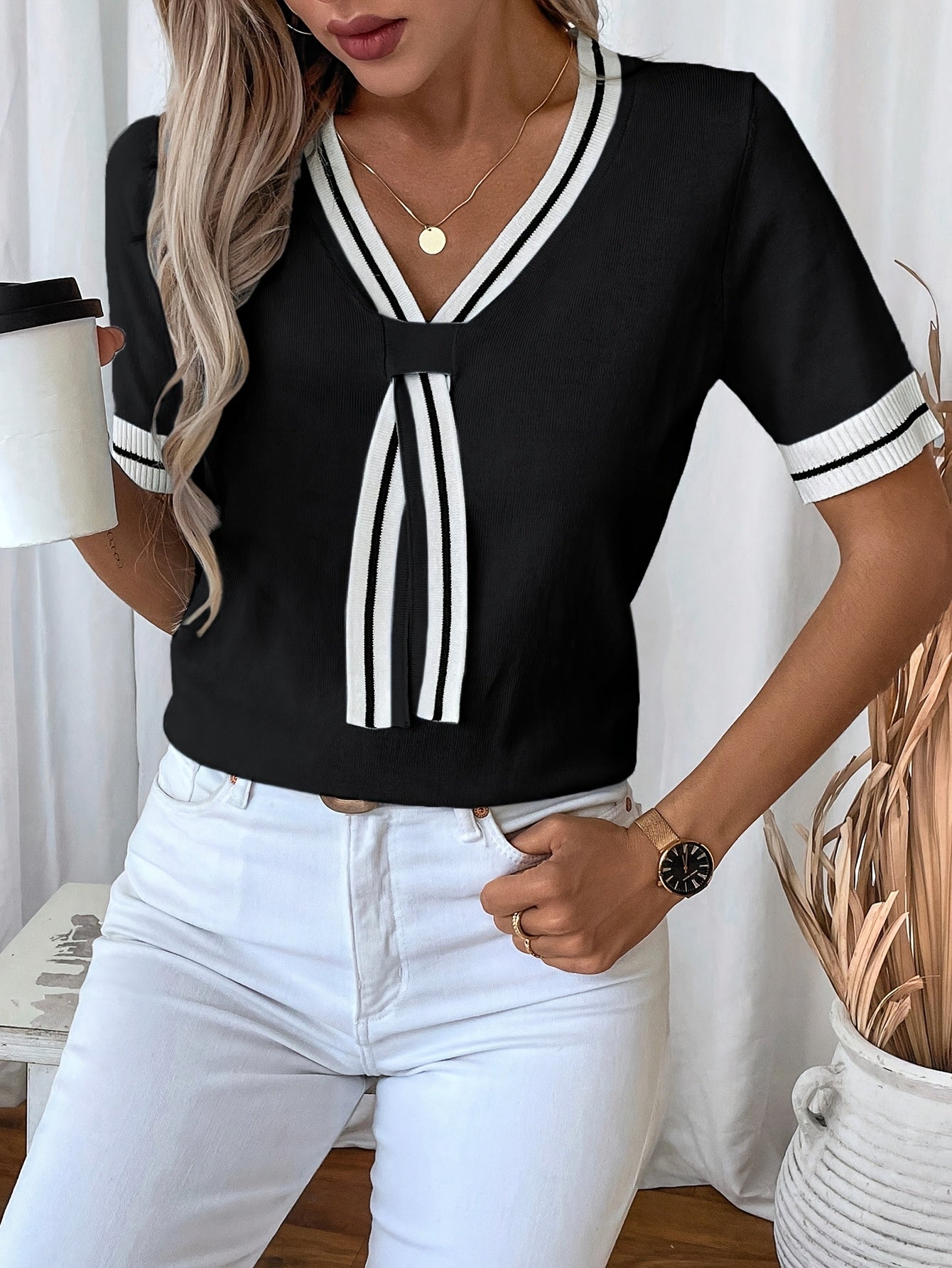 Danika | Casual dames-T-shirt met V-hals en strikdetail - Kleurblok top met korte mouwen
