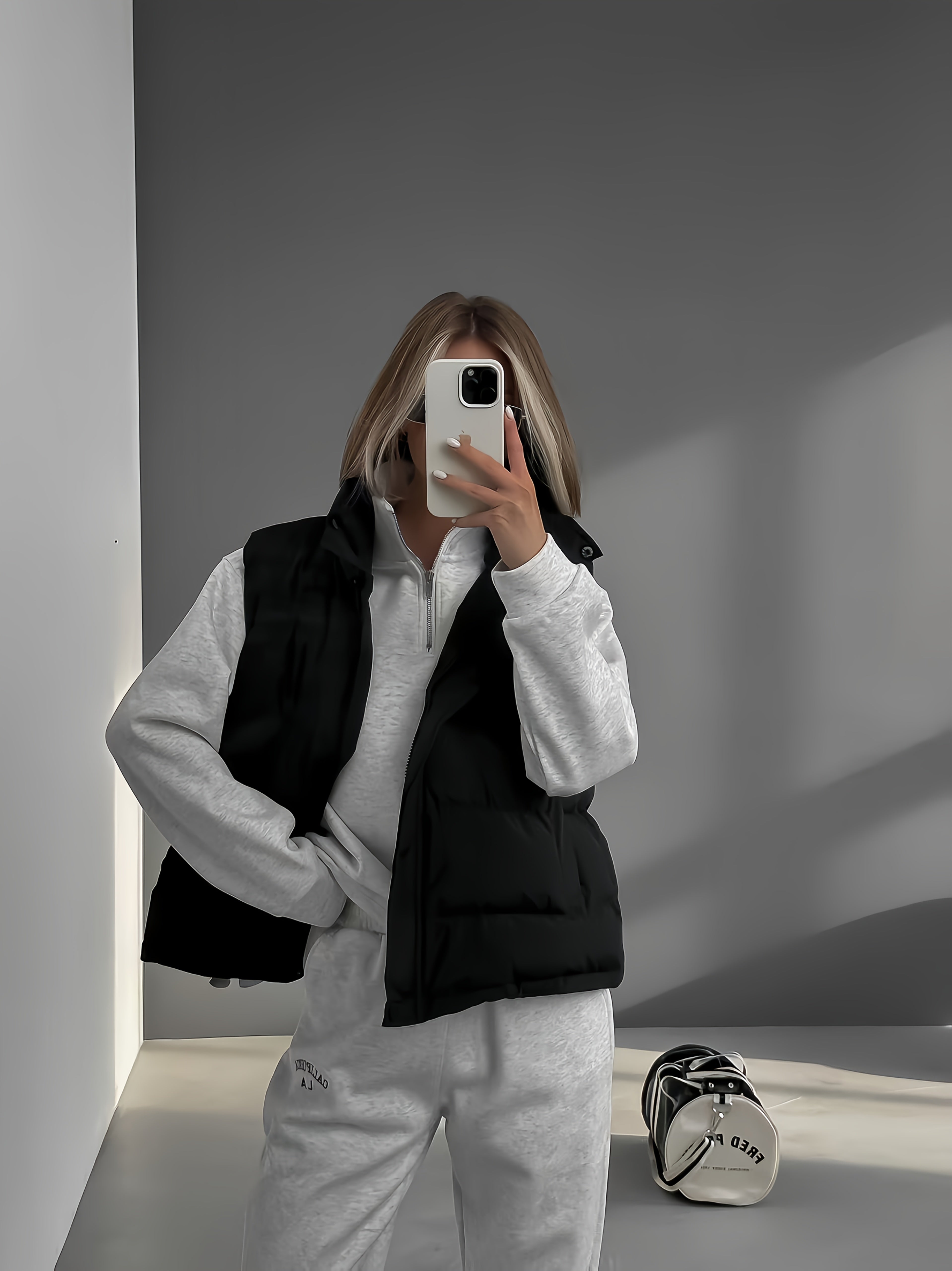 Karolinea | Dames mouwloos puffer vest met V-hals, ritssluiting en capuchon – Casual bodywarmer