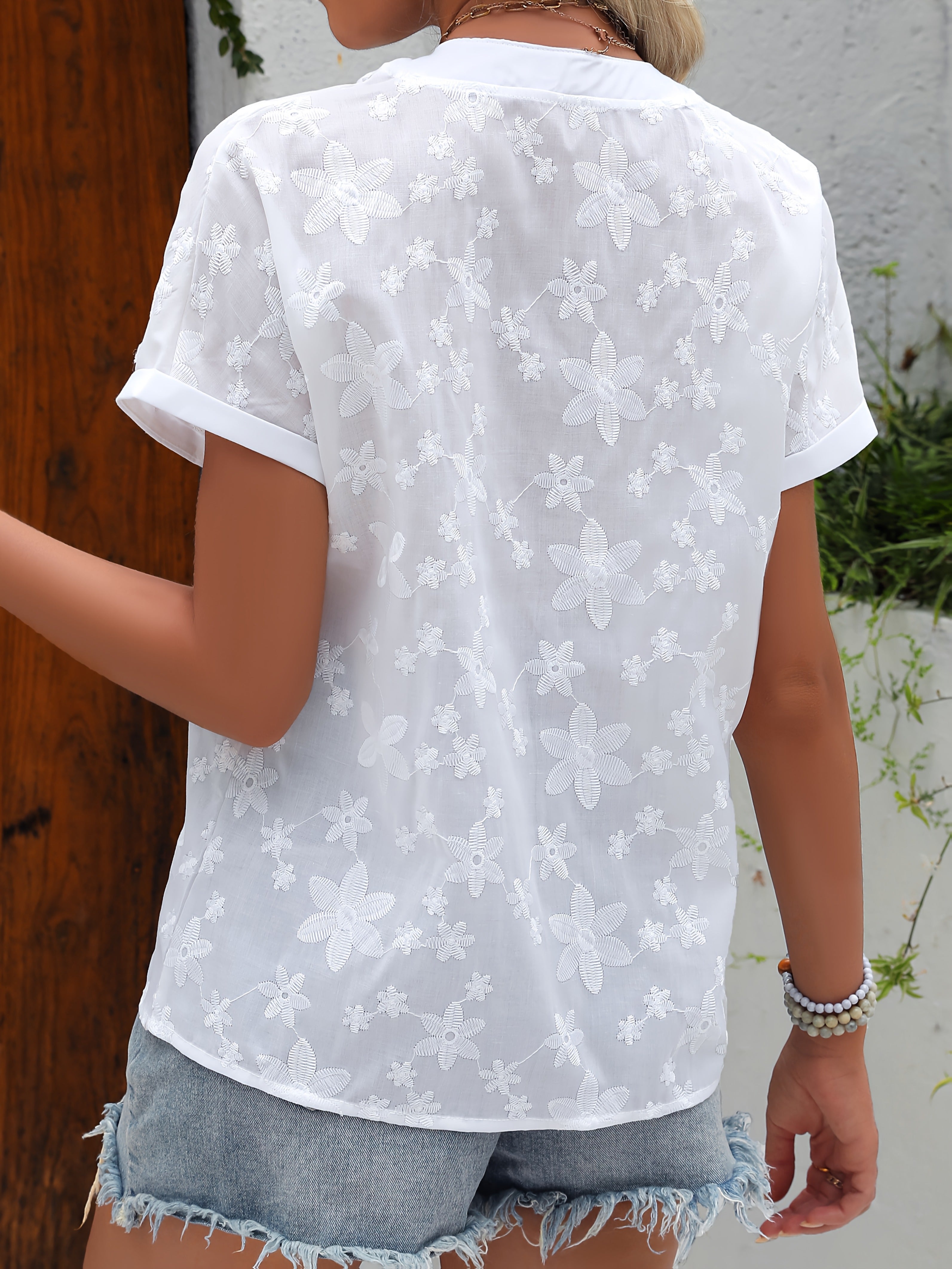 Arlethea | Losvallend wit shirt met V-hals, geborduurde bloemendetails, korte mouwen, casual blouse