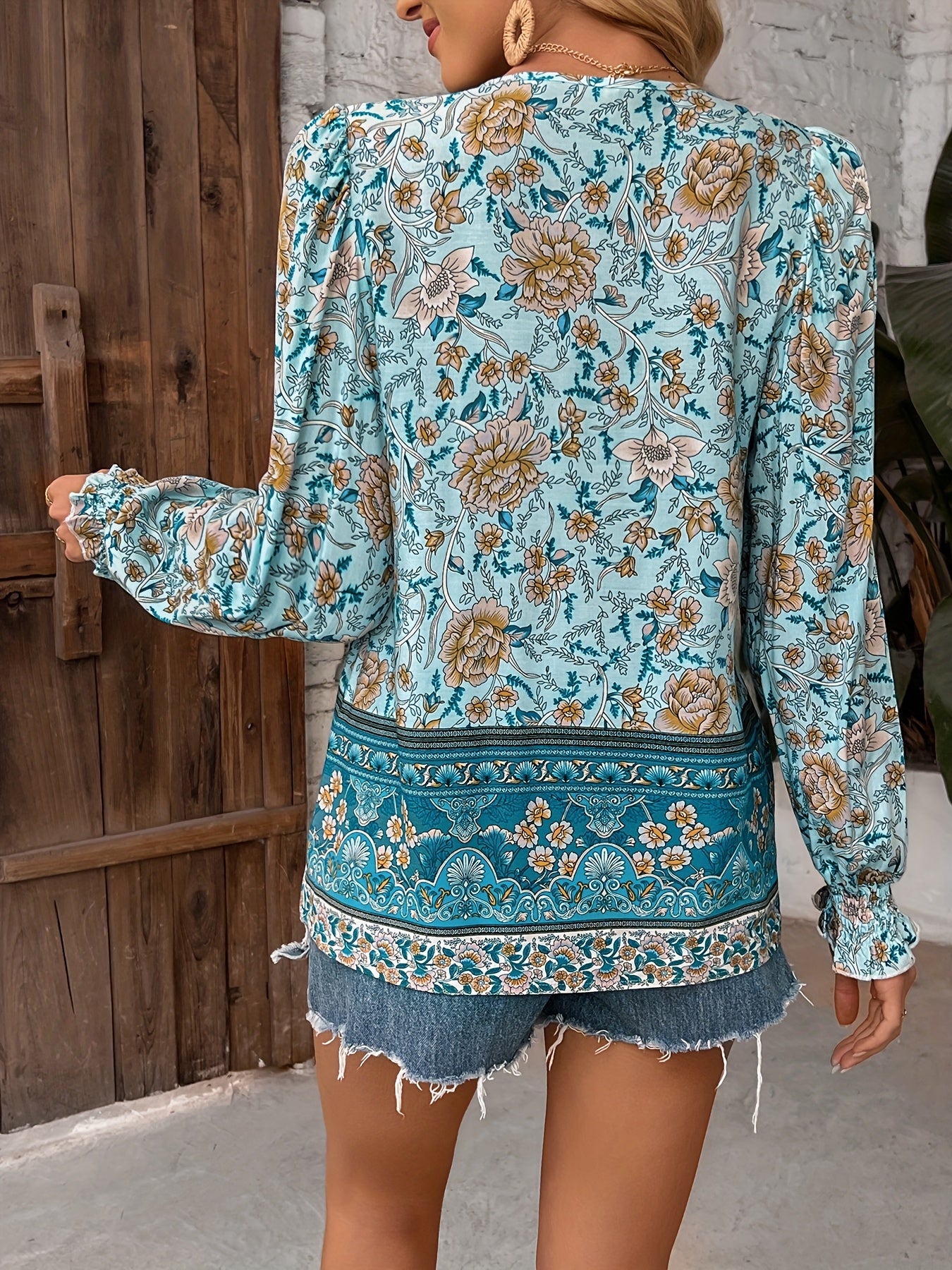 Valina | Dameshemd in viscose met V-hals en stropdas, lange mouwen met geplooide bloemenprint