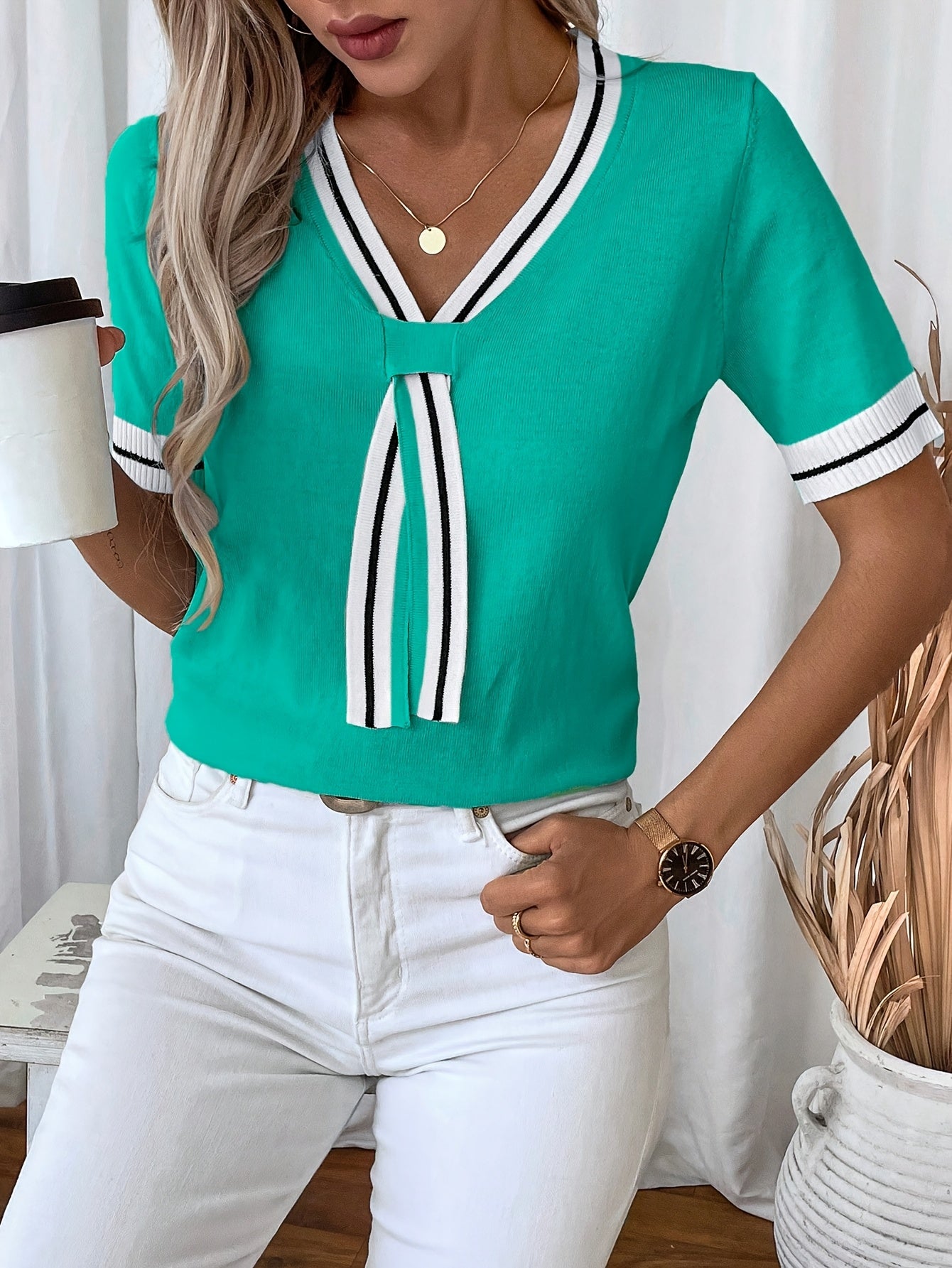Danika | Casual dames-T-shirt met V-hals en strikdetail - Kleurblok top met korte mouwen