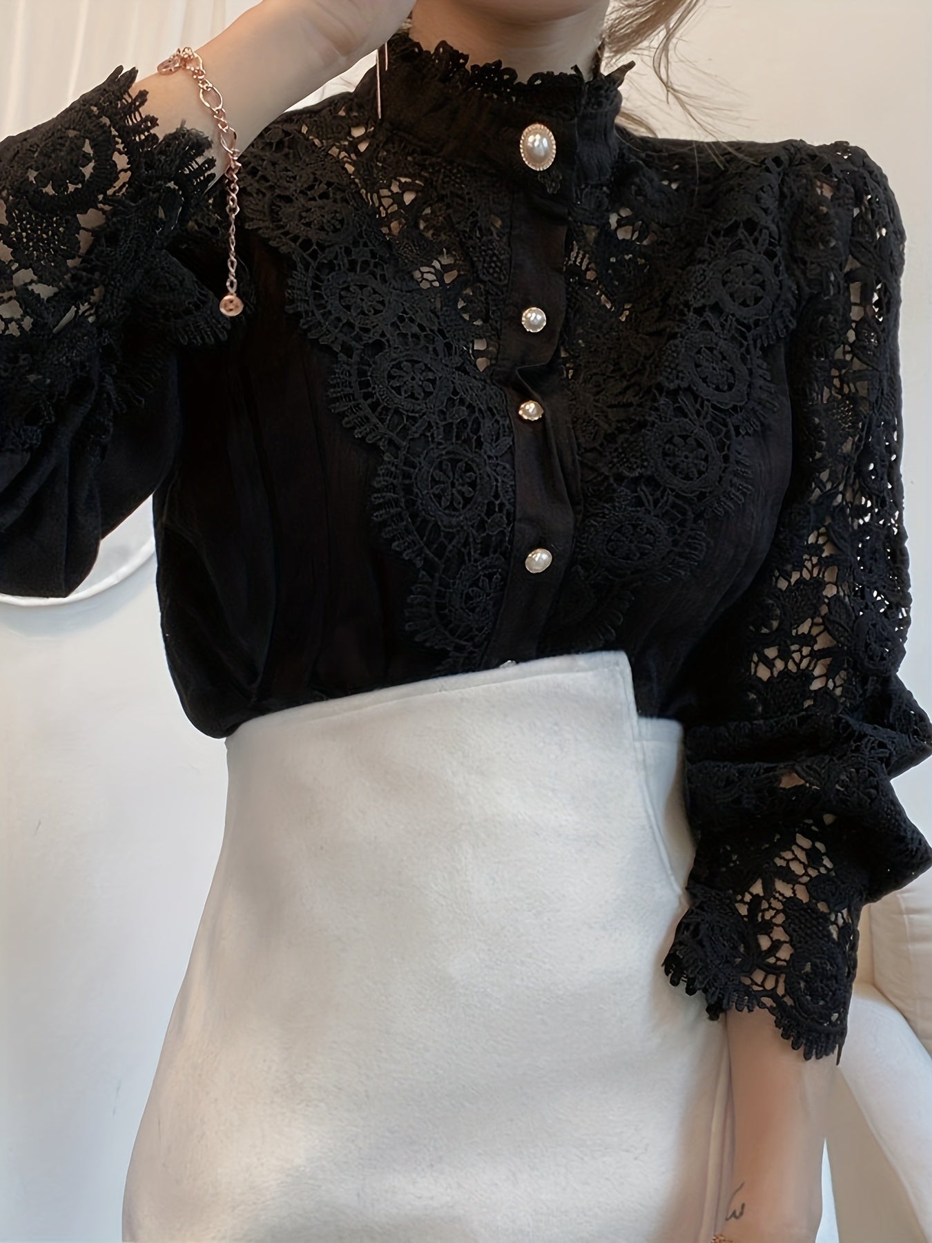 Lalique | Victoriaanse kanten damesblouse met parelknop en lange mouwen