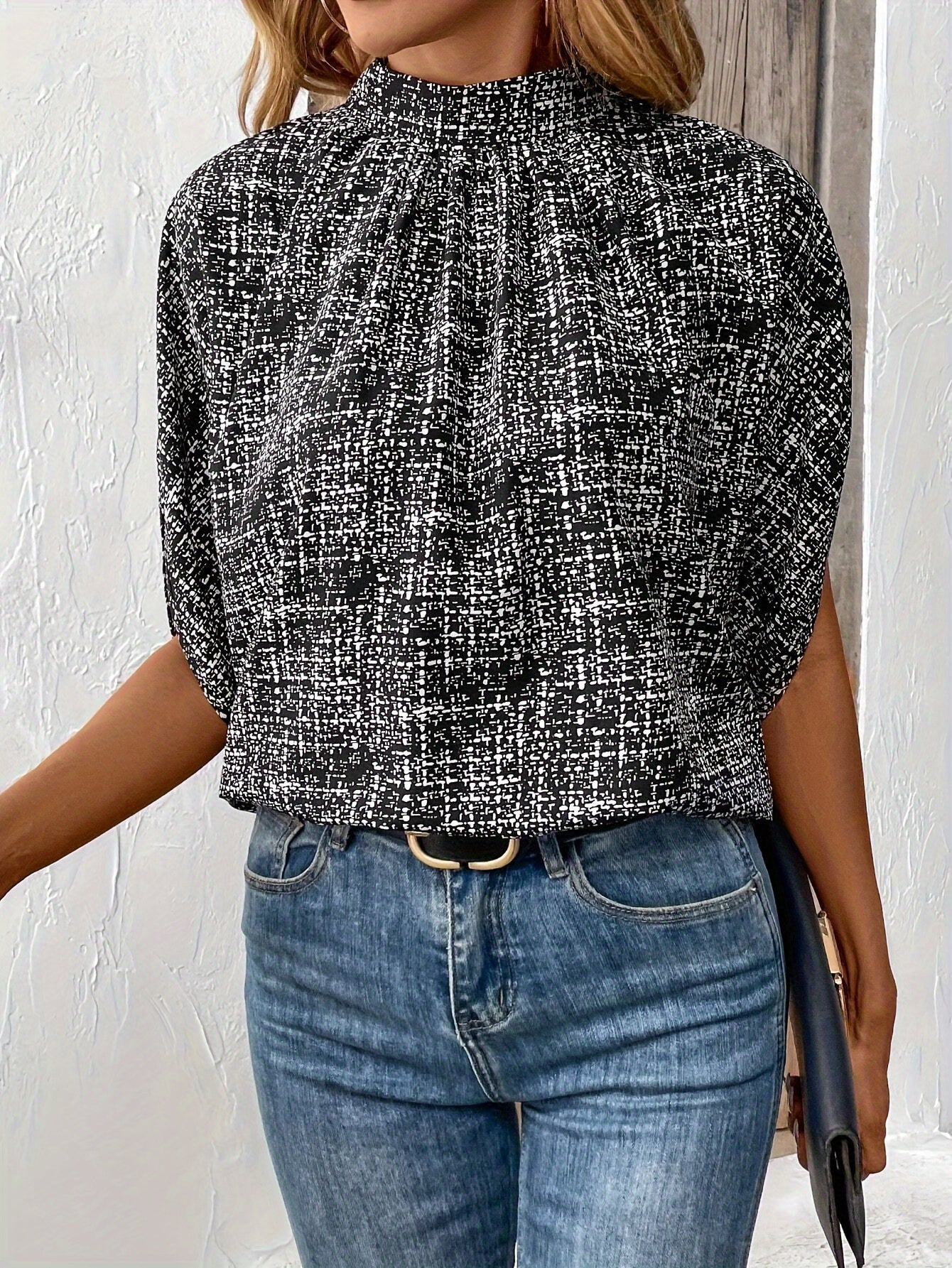 Salomea | Elegante blouse met alloverprint en schijnbare hals - Halve mouwen, lichtgewicht damestop