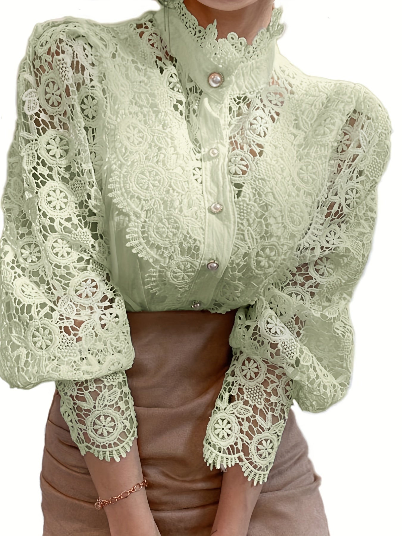 Lalique | Victoriaanse kanten damesblouse met parelknop en lange mouwen