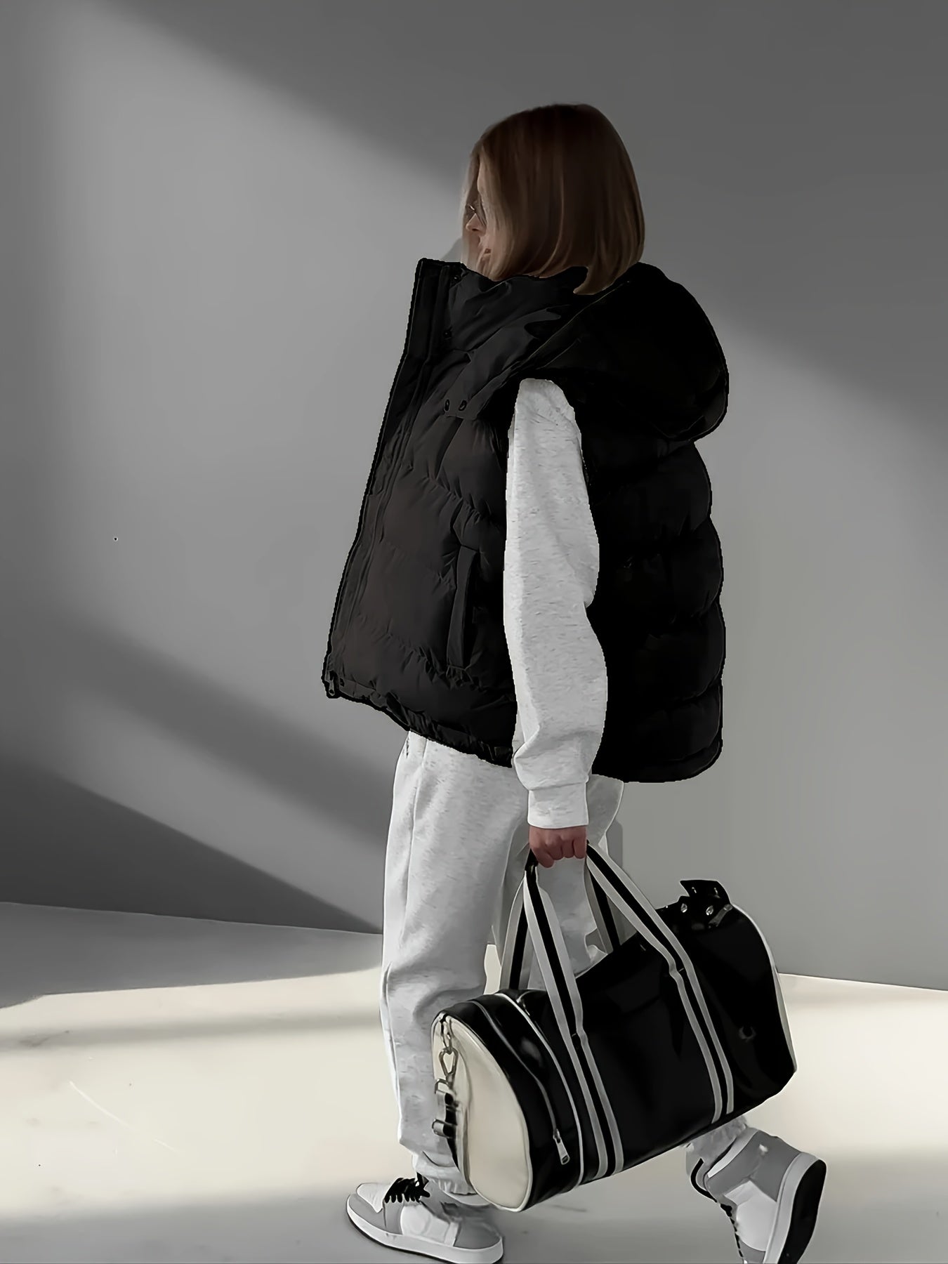Karolinea | Dames mouwloos puffer vest met V-hals, ritssluiting en capuchon – Casual bodywarmer