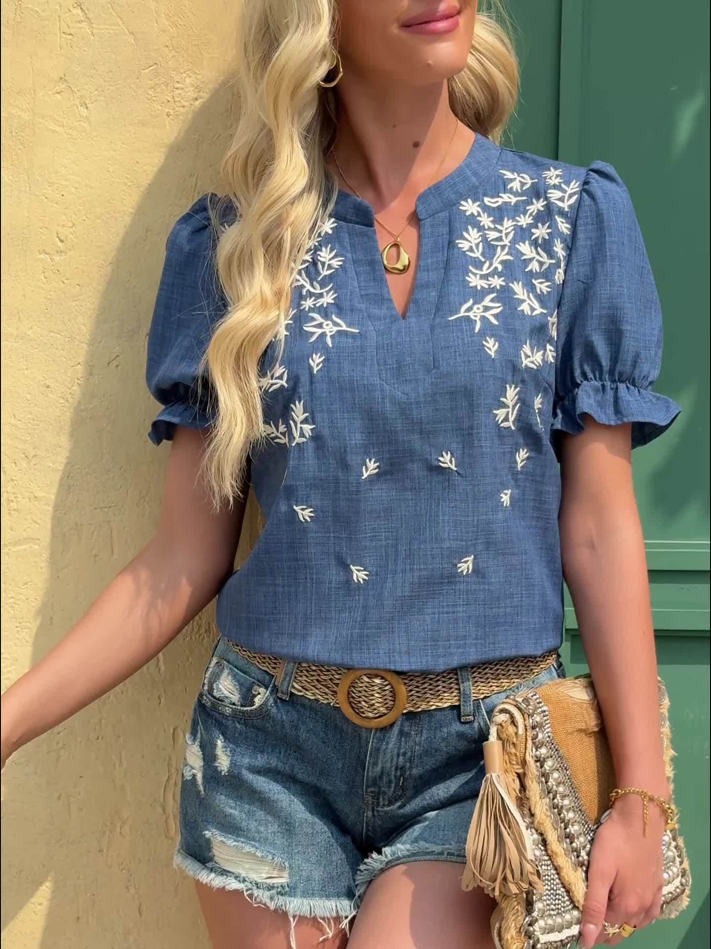 Zala | Geborduurde V-halsblouse met bloemen - korte mouwen en ruches