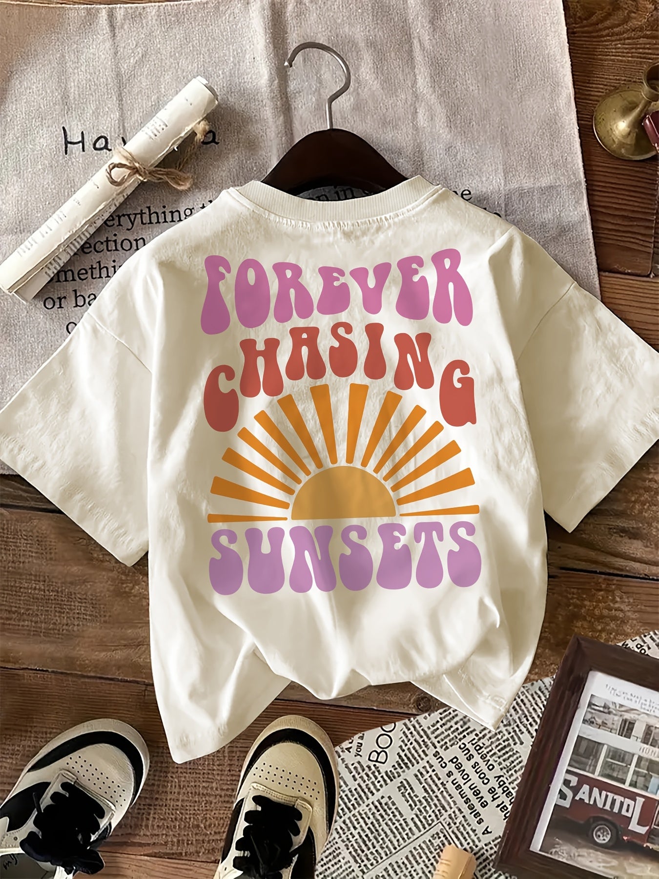 SunChase | Katoenen T-shirt met grafische print voor dames - “Forever Chasing Sunsets”.