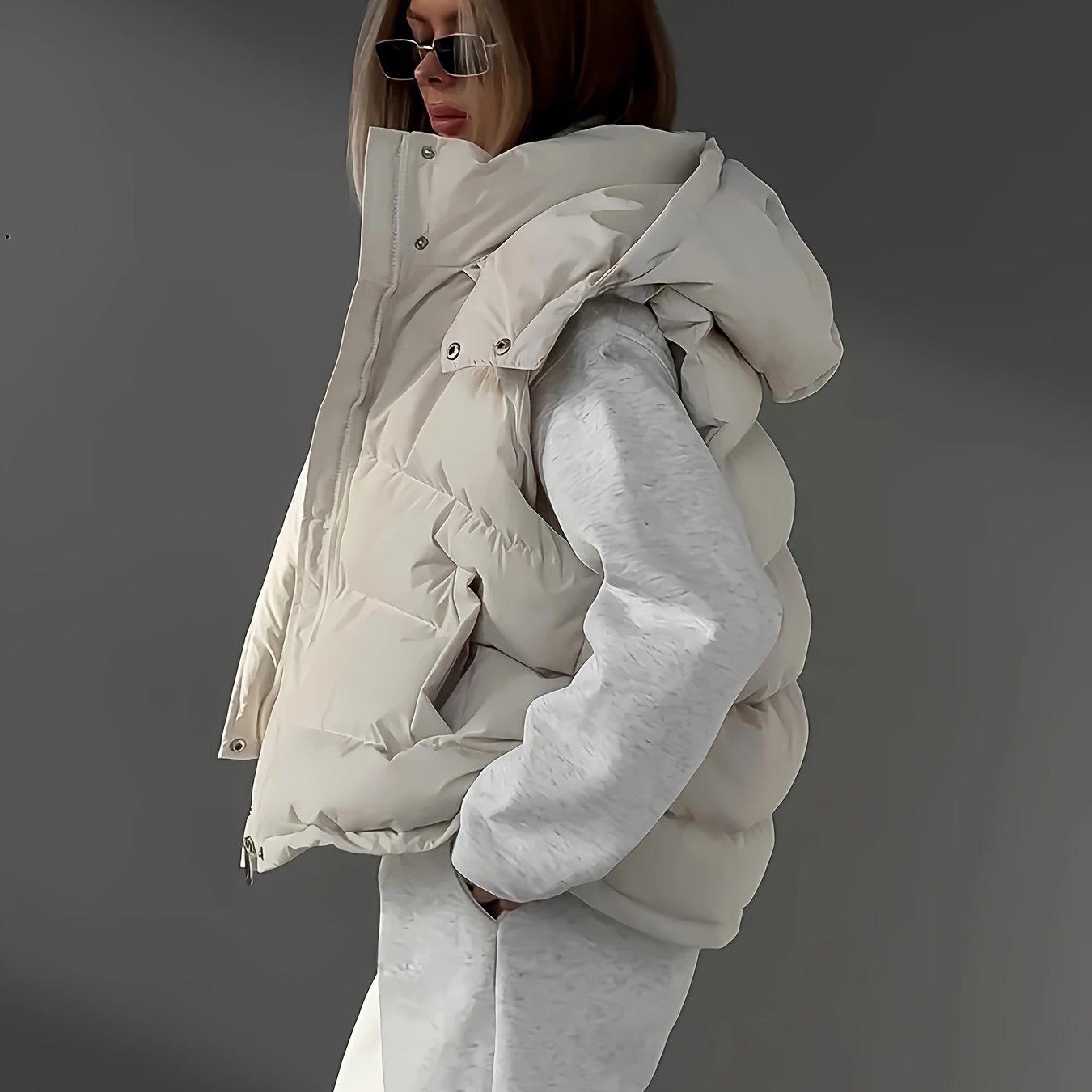 Karolinea | Dames mouwloos puffer vest met V-hals, ritssluiting en capuchon – Casual bodywarmer