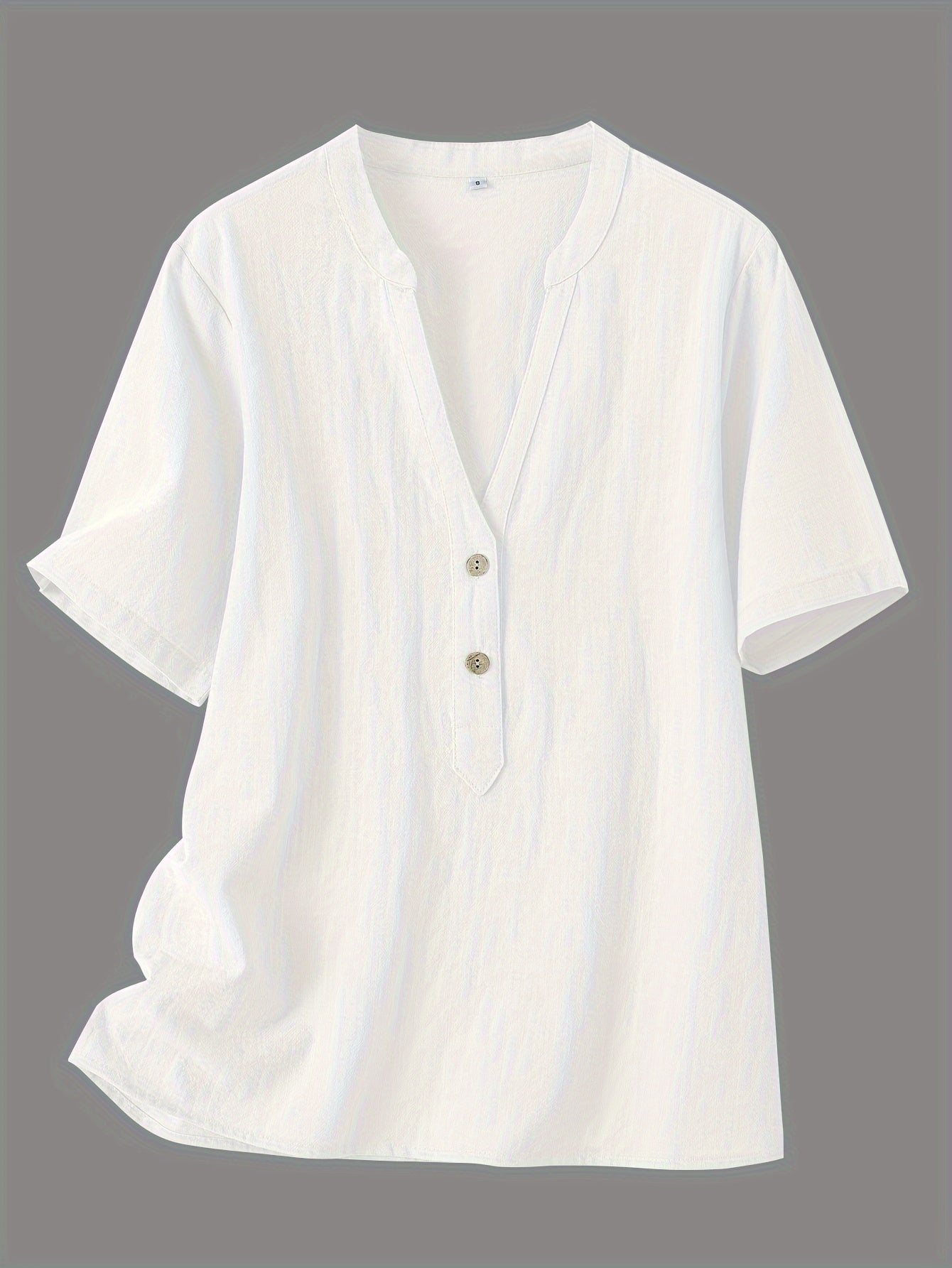 Mattea | Losvallende damesblouse met V-hals en korte mouwen en knoopdetail