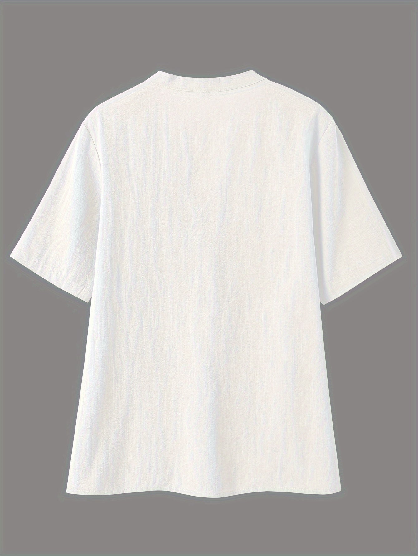 Mattea | Losvallende damesblouse met V-hals en korte mouwen en knoopdetail