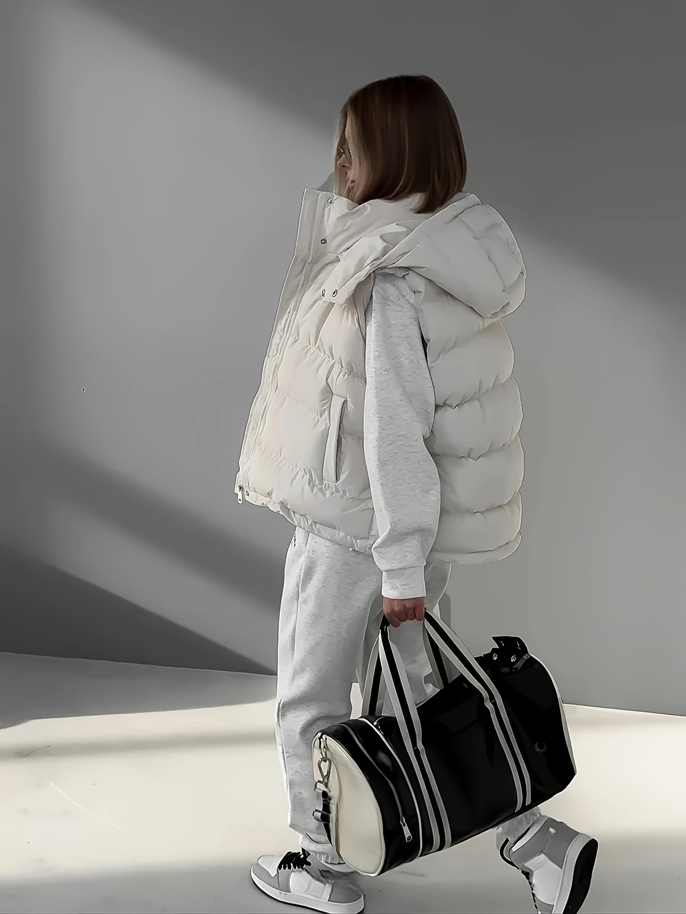 Karolinea | Dames mouwloos puffer vest met V-hals, ritssluiting en capuchon – Casual bodywarmer
