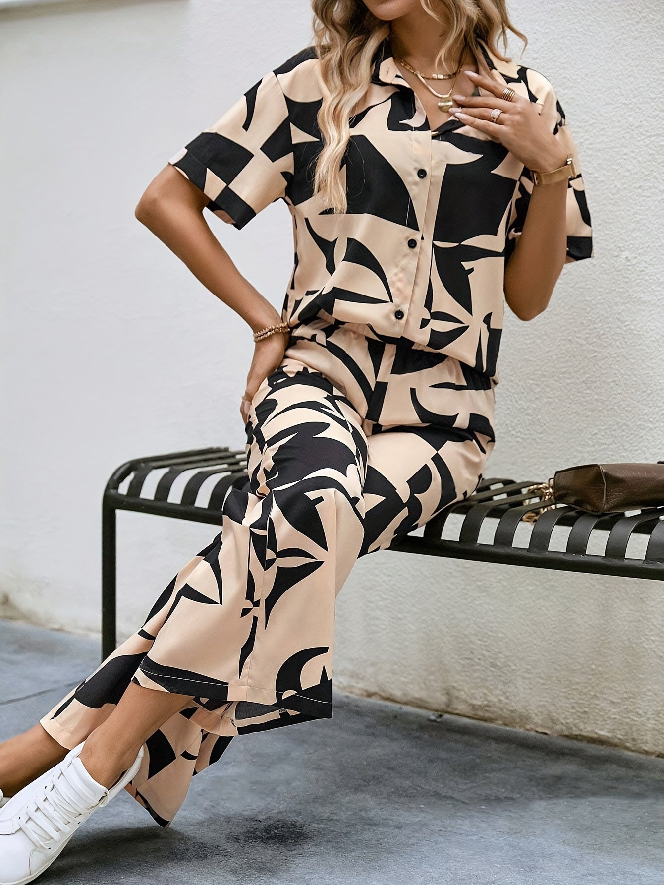Veyra | Elegante tweedelige set met abstracte print, overhemd met knoopsluiting en broek met wijde pijpen