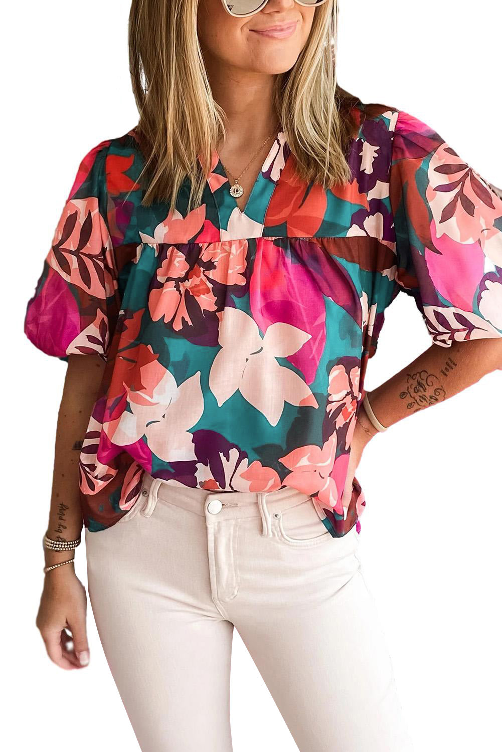 Ysoria | Blouse met bloemenpofmouw en ingekeepte V-hals - Elegante Damestop