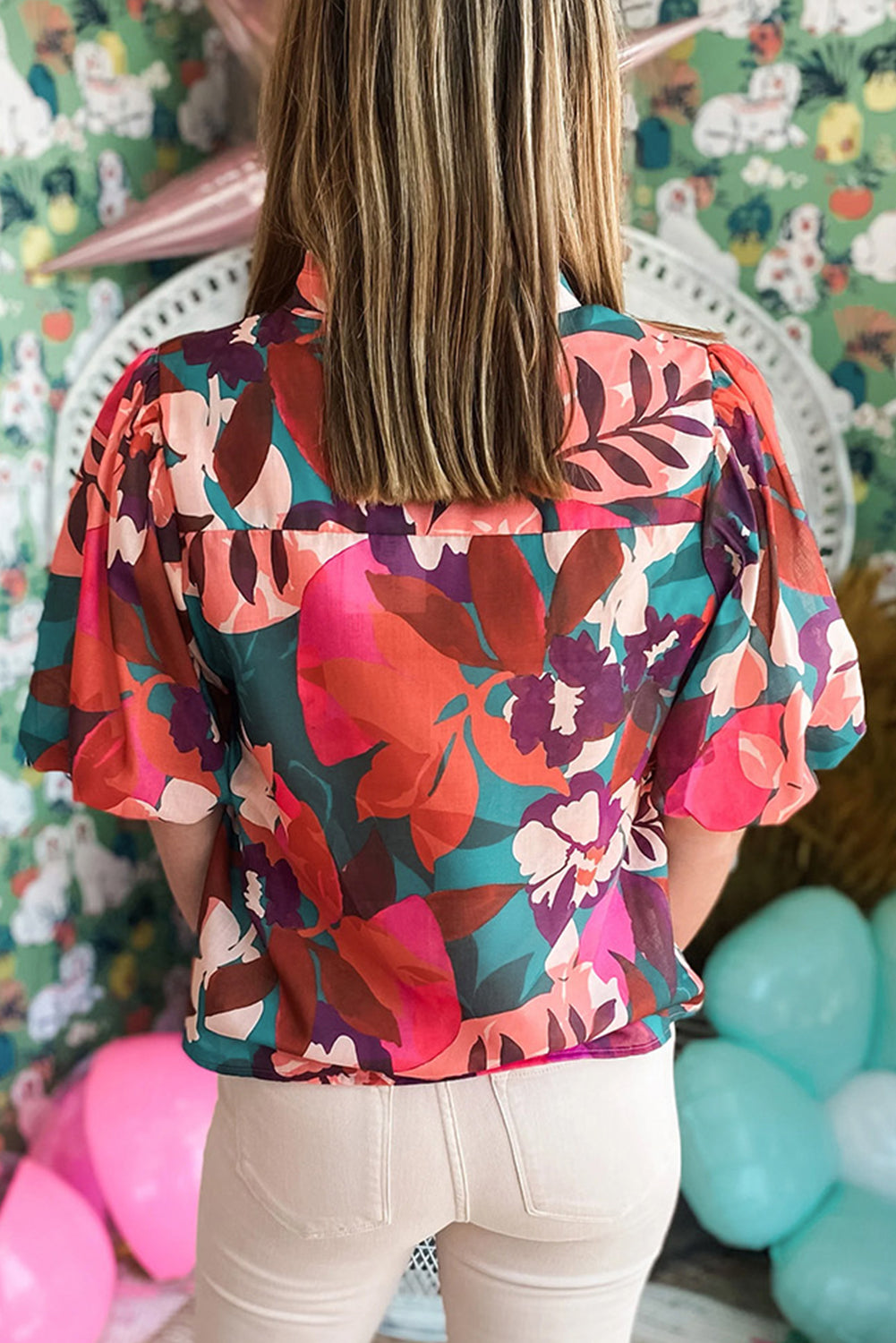 Ysoria | Blouse met bloemenpofmouw en ingekeepte V-hals - Elegante Damestop