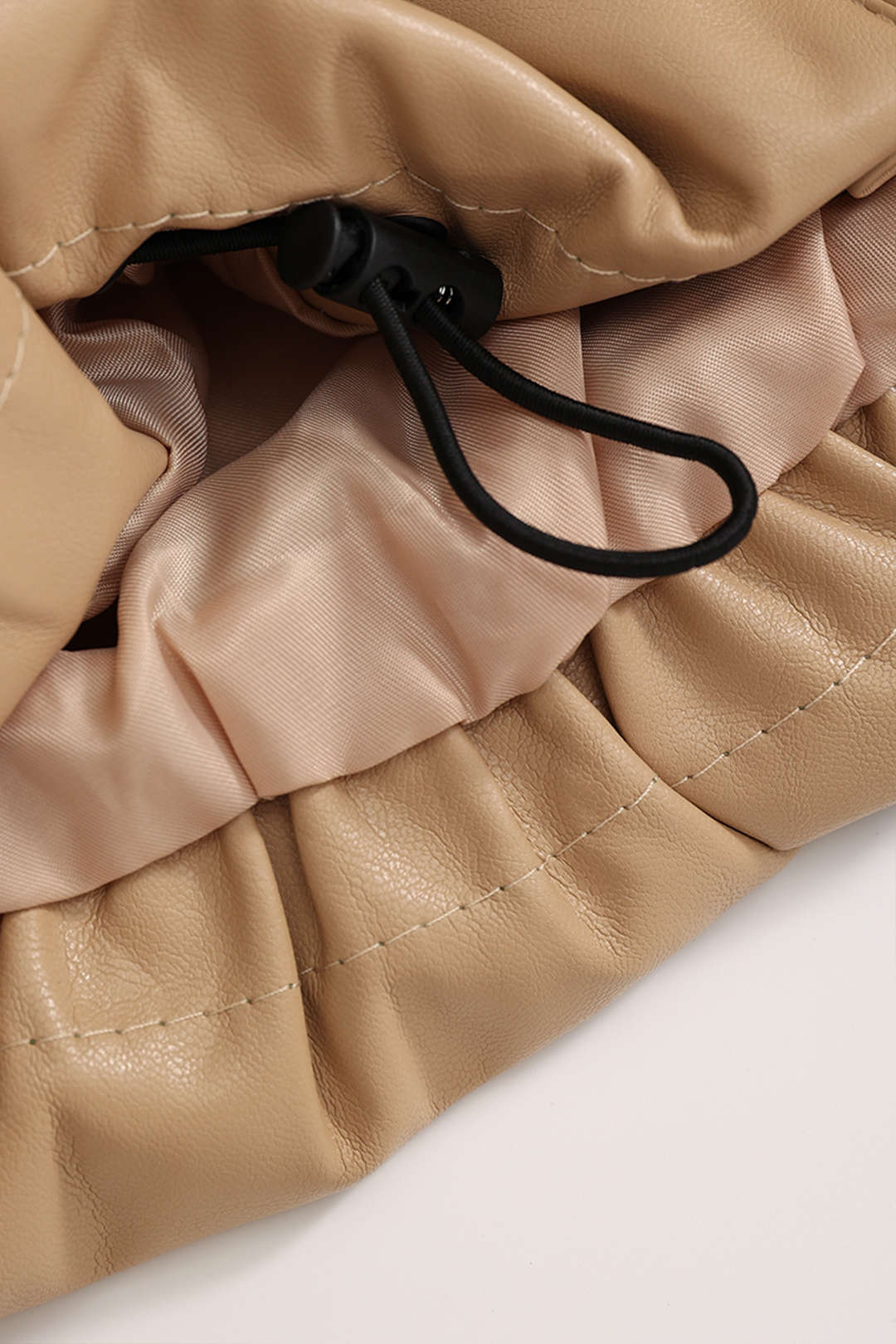 Veryn | Dames kunstleren gewatteerde jas met capuchon – Warme winterjas, chic en comfortabel